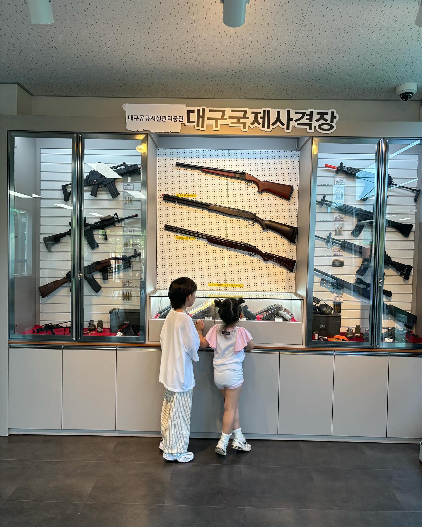 요즘 🔫에 관심이 많은 여덟살 오빠야랑 
사격장 가줬더니 완전 좋아함🙏🏻
비비탄부터 VR , 소총 , 권총실탄까지!
우하 둘다 너무 좋아해서 연간권으로 
해야하나 싶넹,, 
오빠덕분에 관심사가 자꾸.. 
이쪽으로 가는 우리공쥬는 우야징ㅋㅋ

#방학뿌수기 #아빠재능발견