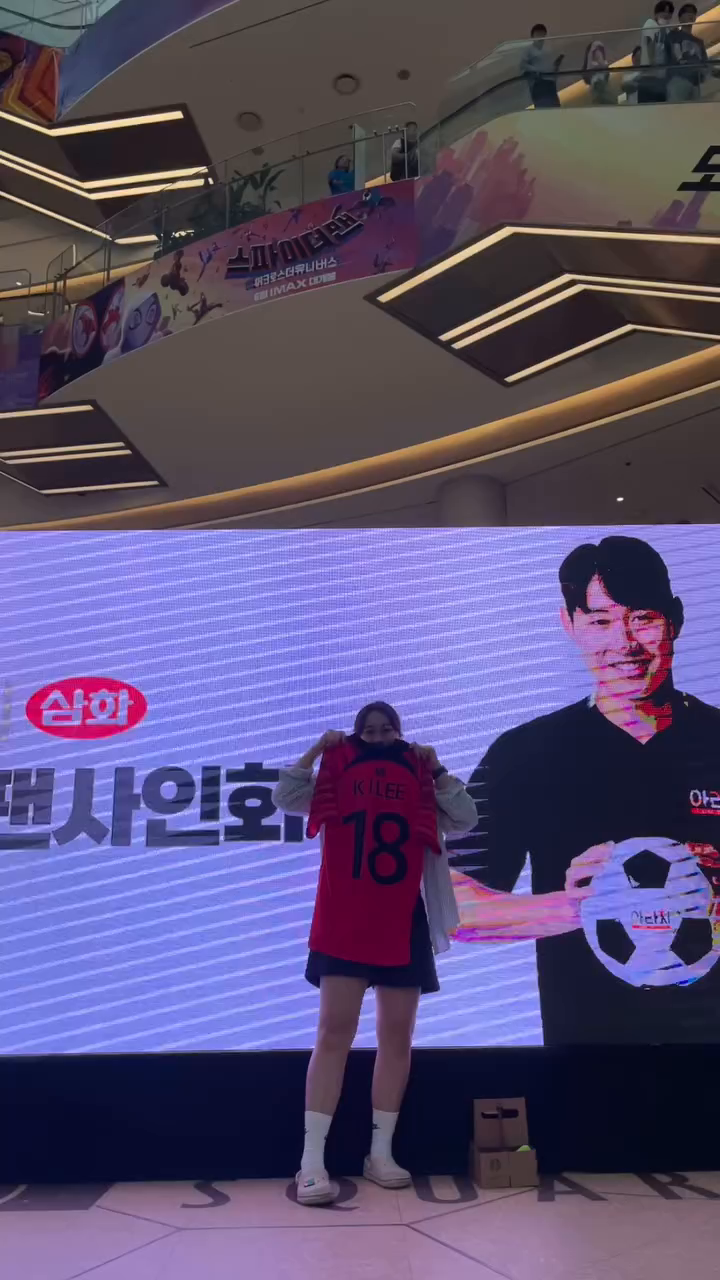 ⠀ 
2023년 마지막 게시물은 나의 덕질모먼트를 담아....♥️💙
2024년에도 keep going