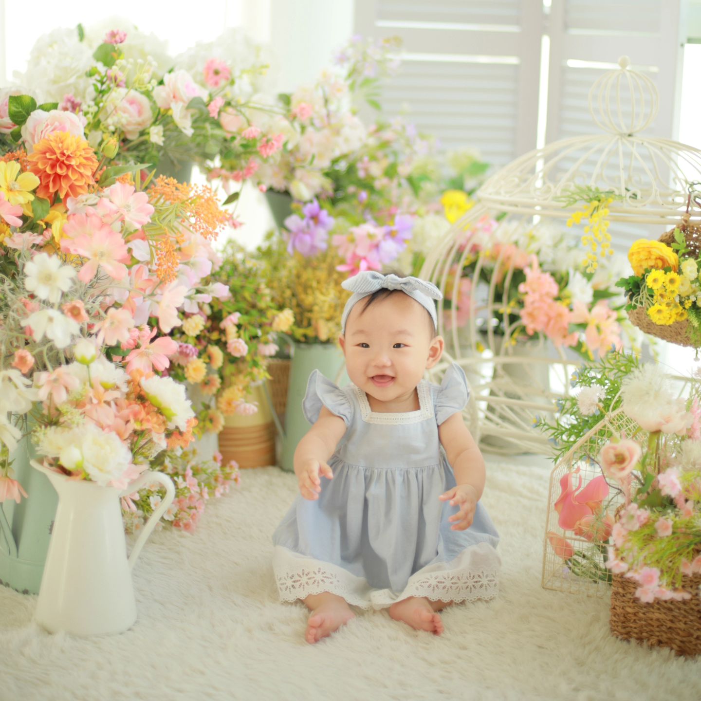 지구별 225일차, 총총 유니👶🏻✨️
기다리고 기다리던 200일 촬영! 잘 앉고 잘 웃고 꽤나 성공적〰️

태어나 크게 아픈적은 없었지만
그래도 게움, 분수토로 병원도 여러번 다니고
이유식하면서도 구토 이슈로 엄마 속 애태웠던
우리 아가는 건강하게 쑤욱 자라
어느덧 이렇게 예쁜 꼬마숙녀가 되었답니다〰️

아프고 나면 큰다더니
진짜 하나둘씩 성장해나가는걸 볼때마다
어쩜 스스로 이렇게 커가는지
신기하기도 하고 기특하기도 하고
어떨땐 힘에 부치기도 하다가
웃는 얼굴에 바로 사르륵 또 녹아버리고💖
이 맛에 육아하는건가봐요〰️

오늘 촬영하는 걸 알았던것처럼
울지도 않고 방긋방긋 잘 웃어준
우리집 👶🏻작은사람.. 넘 예쁘고 귀엽네용 헤헷..

아프지말고 건강하게, 그리고 행복하게~~
우리 서윤이 하고싶은거 다~~하자!! 사랑해🩷
