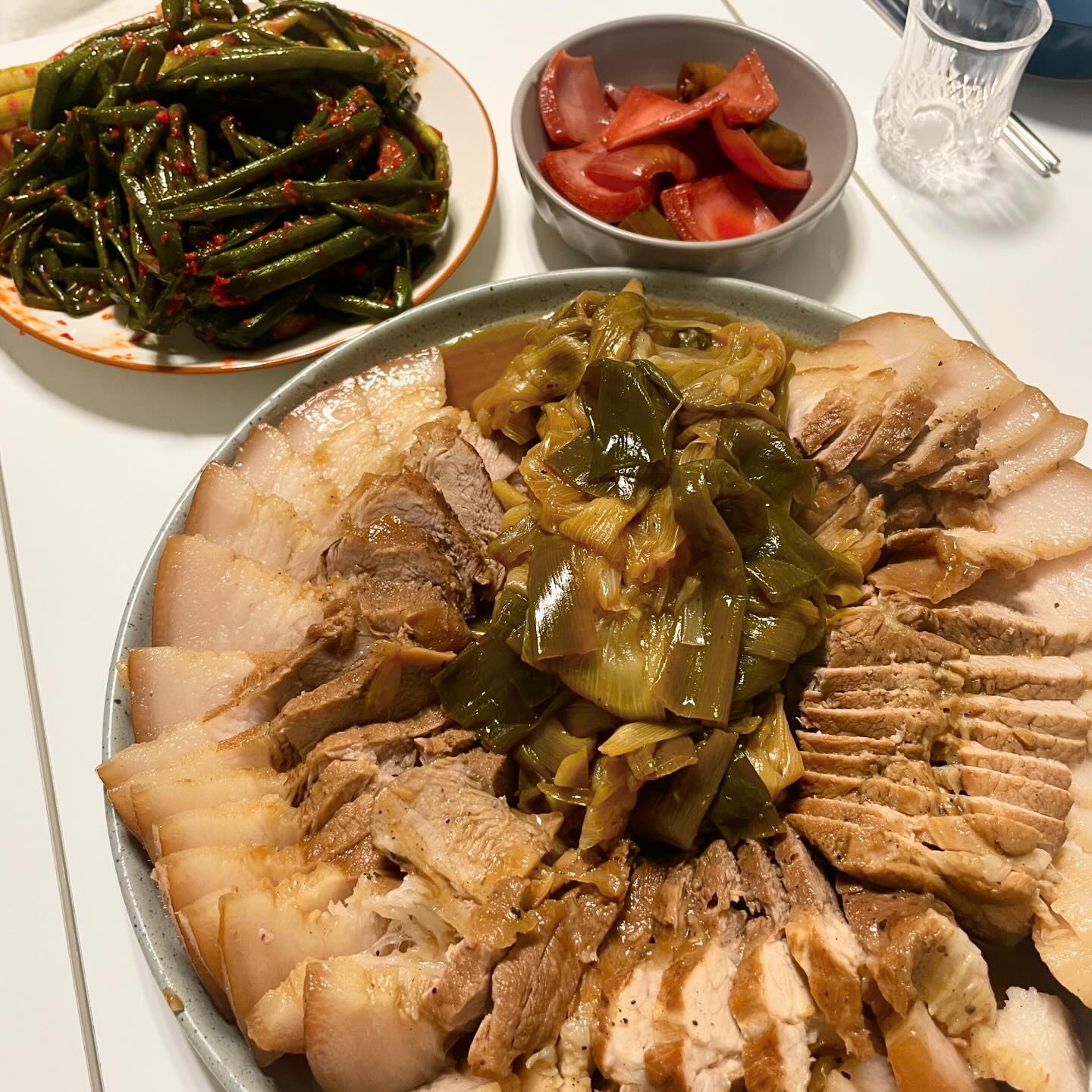 ✅집밥 #돈파육 #보쌈 #수육 
남편이 푸짐하게 만들어 준 돈파육!!😋
예전에 류수영님 레시피 한번 만들어 먹고 반해서
또 해달라고 했다죠ㅎㅎ
파는 무조건 마니마니~! 숨죽으면 엄청 줄어요
고기 위에 같이 끓인 대파랑 아빠표 파김치 얹어 먹으면 크으..🤤🤤
말해모해! 술을 부르는 맛!🥂
양이 너무 많지만 돼지부부는 야무지게 다 먹었답니다ㅋㅋㅋ
진짜 맛있어서 한번쯤 꼭 해드셔보시길 추천드려용🫶💗
.
재료 : 앞다리살 / 대파 / 마늘 / 생강 / 양파 / 후추 / 간장 / 맛술 / 설탕 (팔각은 없어서 못 넣었...ㅎ)
저는 같이 장만 봐서 정확한 양은 모르는..ㅎ
맛있게 만들어 드셔보세요👍🏻👍🏻
.
#신혼부부 #집밥 #일상 #저녁 #먹팔 #먹스타 #먹스타그램 #소통 #일상 #데일리 #좋아요 #팔로우 #좋반 #food #foodstagram #like #likesforlike