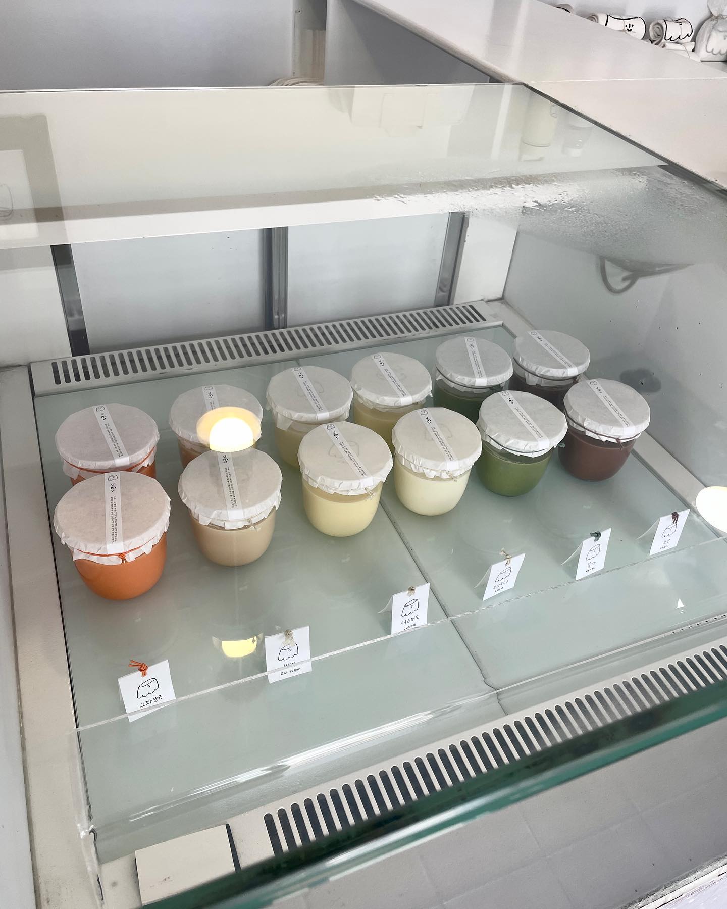 우뭇가사리로 만들어 보들보들한 푸딩🍮
젤라틴 푸딩과 비교할 수 없는 
제주도 에서만 맛볼 수 있는 < 우무 >

비싼 만큼 맛있는 것 같아요🤤
근처에 있다면 한 번씩 맛보길 추천 🪄

📌 주문 메뉴 📌
- 커스터드 푸딩 🍮
₩6,800

📍Check List📍
- 말차, 초코, 코스터드 (기본)
- 얼그레이, 우도땅콩, 오트비건 (시즌)

⏰ 영업 시간 
매일 : 9시-20시 

🗺 위치
- 제주 제주시 관덕로8길 40-1

☎ 전화
- 010.4471.0064
#우무 #우무푸딩 #우무푸딩🍮 
#푸딩 #푸딩맛집 #제주도푸딩 
•
•
•