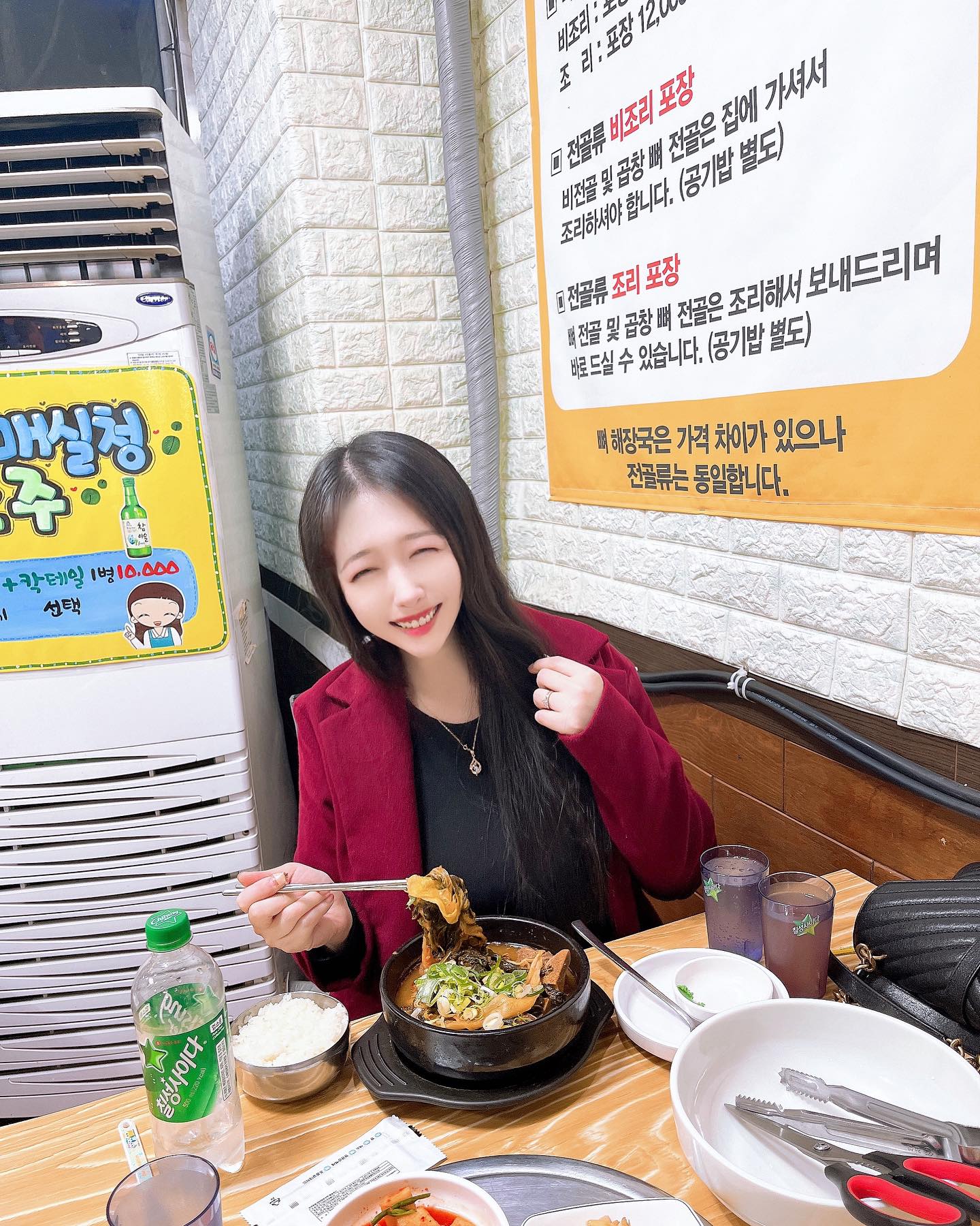 #우홍균뼈해장국 #협찬 

국밥 좋아하는 여자라 일주일에 한번이상은 꼭 먹고있는데😋
우홍균 뼈해장국은 밥넣기도 전에 이미 배불띠..
양도 많고! 가성비도 좋고! 고기도 부드럽게 잘떼지고!
무엇보다 뼈해장국이 너무 맛있더라구요😋😋😋
가족단위로 예약잡고 올 수 있는곳이라 어른, 아이 할거없이
준비도 잘되어있어욤!!ㅎㅎ

#국밥좋아하는여자 #충남아산맛집 #아산뼈해장국 #온천동뼈해장국 #뼈해장국 #아산밥집 #온양맛집 #국밥 #셀스카그램 #셀피 #크리에이터 #패션디자이너 #모델 #블로거 #오오티디 #좋반 #선팔 #일상 #좋반 #팔로우 #팔로워 #팔로잉 #반사 #맞팔 #좋아요 #소통 #flowers