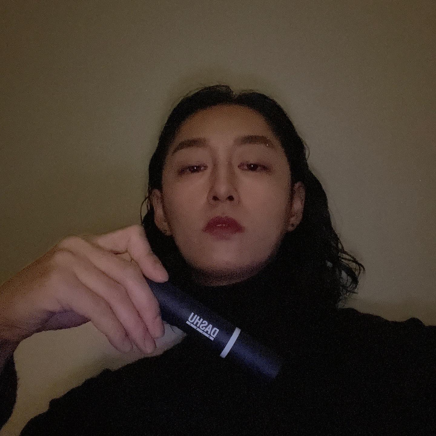 오랜만에
#광고

✔️다슈 커버 스틱 파운데이션 02 뉴트럴 베이지

웬만해선 화장품 협찬은 받지 않으려 했으나
#다슈 메인 모델인 #차은우 님 처럼 될 수 있을 것만 같은 착각에 이렇게 광고를 하게 됨

일단,
얼굴에 선크림 아니고선 뭐를 잘 안발라 봤기에
신세계를 경험 할 수 있었음,,

한쪽엔 파운데이션이, 반대쪽엔 브러쉬가 있어서
얼굴에 파데 슥 문대고 붓으로 샥샥 빗어주면 완성

자연스럽게 잡티 커버되고 좋았음
하마터면 내 수박씨까지 가려질 뻔..😬

에센스+선크림도 된다고 하니
꾸준히 사용해 볼 예정

차씨 따라잡기엔 실패했지만 
도자기 얼굴이 될 수 있다는 것에 만좈하며
광고를 마치는 바이오. 

.
.
.
.
.
#다슈 #스틱파운데이션 #파운데이션추천 #남자파운데이션 #올리브영파운데이션 #파운데이션스틱 #파데추천