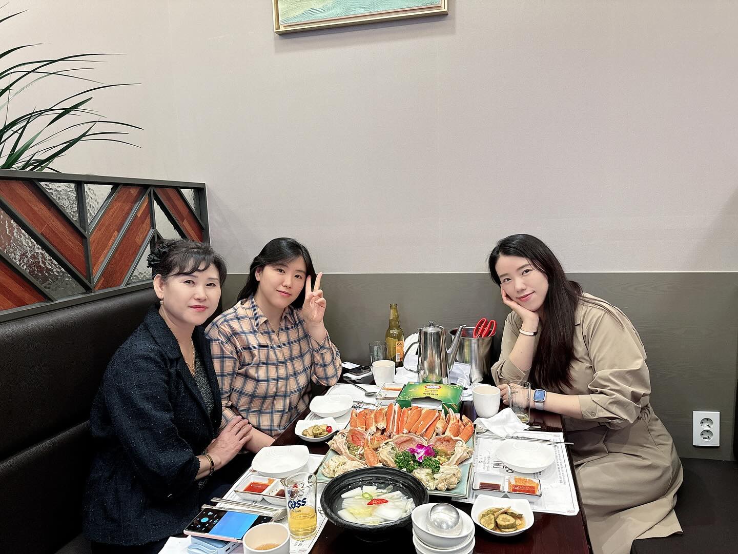 엄마랑 언니랑 셋이놀기 천안에서 청주로 엄마모시고 다시 평택언니태우고 기흥,동탄으로 이케아,롯데프리미엄아울렛보고 한섬도가고 대게생각보다비싸서놀랬당👀 잘먹었어용💕👍
언니랑엄마랑 담엔재림이도맞춰같이놀자구✌️울집꼬맹이들 엄마천안오라던데 나도. 내엄마랑놀꺼거든😂메롱 보고파도참아랑 내일갈께😆숙소근처 함께일했던,정현님집근처라서 카페서 만나기 넘반가움 ㅠㅠ 이쁜찻잔감사해요❤️ 오랜만에봐도 옆에계속얐던거같은.느낌🎶 넘좋앙 담에또꼭보자며👍오늘도하루끝😴😴
