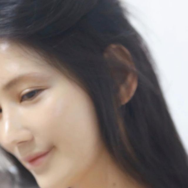 럽지니 on Instagram: "#광고 @ahc.official ⠀ 선크림만 바르기에는 맨얼굴같고 파데까지 바르자니 너무 무겁고 꾸민 느낌이에요. 그럴땐?!😍 ⠀ 💕AHC에서 금방 스파관리 받은 것처럼 수분광 피부