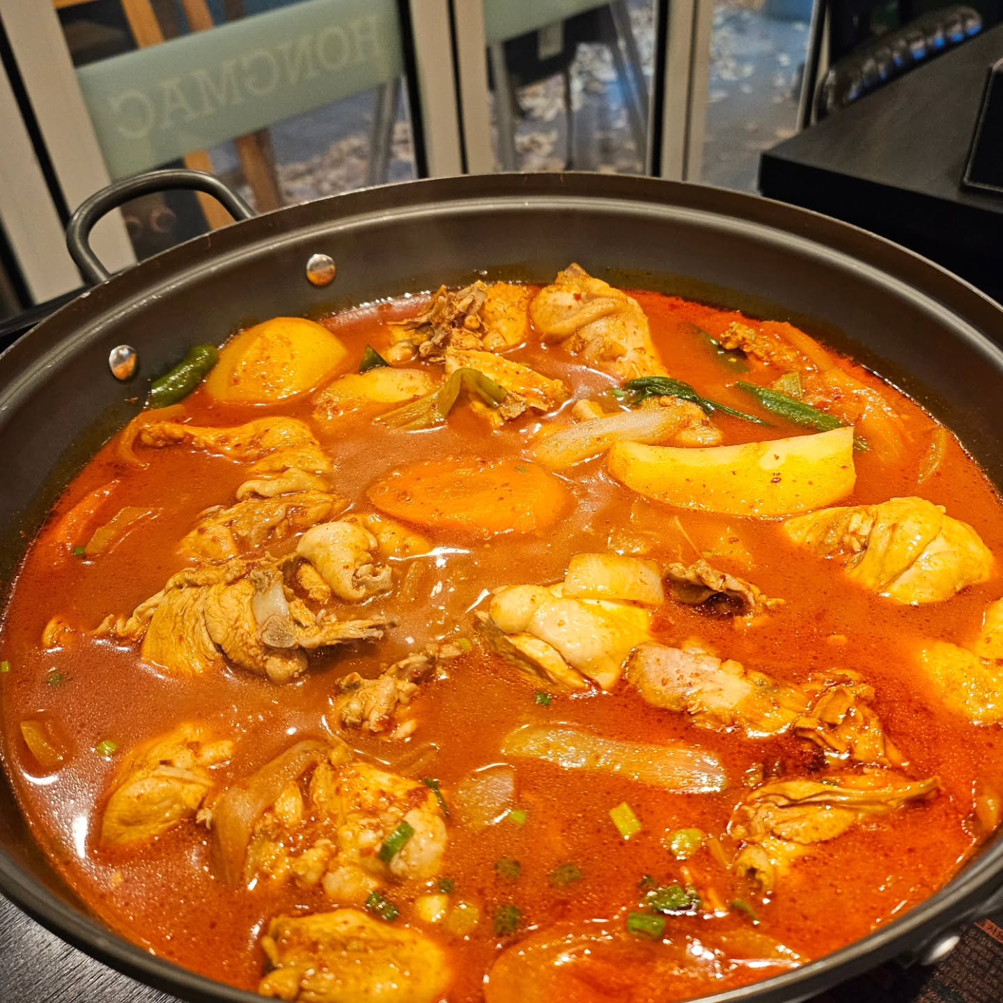 #협찬
홍맥
추운겨울에 안성맞춤인 칼칼하고 매콤한 국물까지 죽여주는 닭도리탕 맛집 홍맥💚 신선하고 국내산 닭을 이용해서 만드는 혜자술집겸 식사까지 가능해서 아이들과 와서 먹기도 너무 좋아용🩷 닭도리탕은 양도 많고 맵기 조절도 가능하여 입맛에 맞게 먹을 수 있어서 좋았답니당👍🏻🫶🏻 또한 감자와 당근 각종채소 그리고 당면까지 푸짐한 재료와 양념까지 아주그냥 밥도둑 양념이라구욧🤍 닭도 크고 특히 특유잡내하나 없이 소주가 술술 넘어가더군욤🤣 얼큰한 닭도리탕 국물에 밥한숟갈 먹으면 진짜 JMT🩵 닭도 부드럽고 야들야들하고 전말 배두둑히 먹고올 수 있는 닭요리 찐맛집이예용❤️ 마지막은 닭도리탕 국물에 김가루 잔뜩 뿌려져있는 뽀꿈밥까지 야무지게 뽀까 밥한그릇 뚝딱 쌉가넝💛 매콤하면서도 달짝지근한게 계속 땡기는 마성의 맛🩶 매장도 깔끔하면서 청결하고 넓어서 친구,가족,회식모임으로도 너무 제격인 장소예용! 닭요리 맛집 홍맥으로 많은 방문해주세오🌼 

주소🌸대구 북구 호암로 20 123동 운) 101,102호(칠성동2가)
영업시간🌸매일 16:50-01:30
전화번호🌸0507-1335-0205 

#닭도리탕맛집#침산동맛집#칠성동맛집#홍맥#대구맛집추천#대구먹거리#침산동놀거리#닭도리탕맛집추천