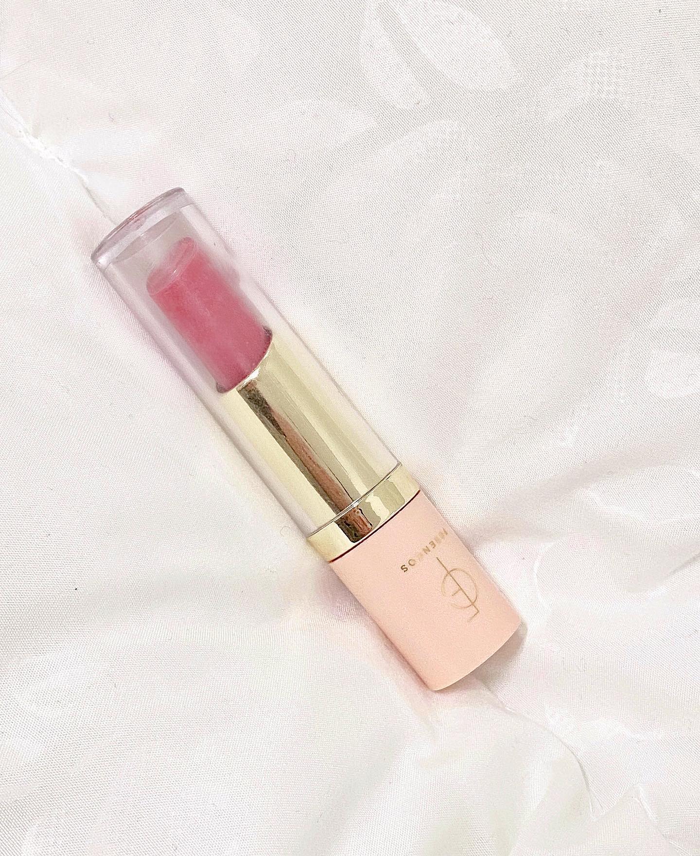 🌸봄에 어울리는 여쿨 립틴트 추천 1🌸

포렌코즈 타투 틴트 20 메조 

타투립으로 유명한 브랜드하면 포렌코즈죠! 
제가 자주 쓰고 몇 통째 쓰는 제품 중 하나에요! 

과하고 쨍한 색감보다는 부드러운 핑크 색감의 틴트에요,,, 

쿨톤 분들도 쨍한 컬러가 아닌 부드럽고 누디한 제품을 바르고 싶을 때 있으시잖아요! 저또한 그랬는데요 

이 제품 바르고 나가면 덜 지워지고 착색이 돼서 덧 바르지 않아도 되는 장점이 있더라구요! 
또 제품명처럼 벨벳 느낌의 발림성이어서 바를땐 촉촉하고 부드럽게 발리고 바른 후에는 매트해지는 제형이에요!

다만 각질 제거 하시고 바르는 걸 추천드립니다! 약간의 각질 부각이 있는 것 같아요

지금 계절에 차분하고 부드러운 핑크 색감을 바르고 싶다 하는 분들 추천드려요💖

#포렌코즈 #벨벳틴트 #여쿨