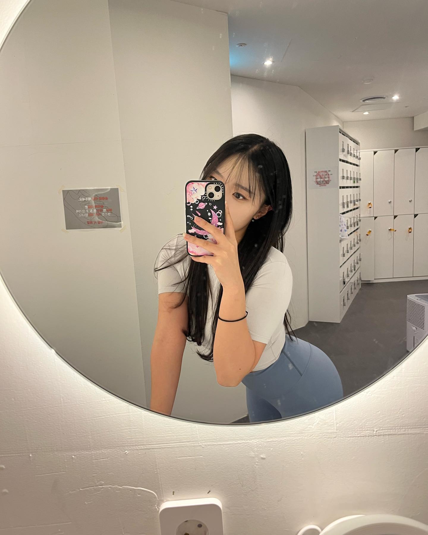 와 ^^ 아침에 일났는데 하체 근육통 대박 
씻으러 화장실가는데 못일어나겠어서 그냥 앉아서 갔음요
겨우 일어났는데 그냥 갓 태어난 망아지 마냥 어기적어기젇••
오랜만에 느껴보는 고통이라 신기하기도 하고 재밌기도 하고 아프기두 했당 ㅎㅋㅎㅋ 히히
오늘은 등땡겼는데 내일 상하체 다쑤셔질듯 우하하 ~~ 개운하농
.
#오운완 #근육통 #망아지