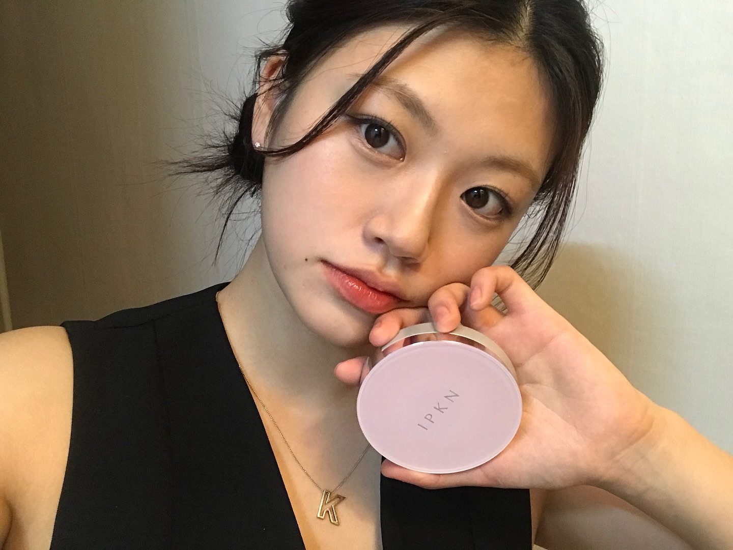 #협찬 
하루종일 뽀용하게 😶‍🌫️🤍 ~ 

요즘 화장법 요리조리 바꿔보는 중인데 이번 여름 최대 관심사 ‘파우더’ 🫧 
전엔 절대 광이 좋았는데 정말 필요한 부분만 광나는게 진짜 고급스러워보인다는 걸 알고난 뒤부터 파우더 많이 알아봤었는데 

그 중에서도 입큰 팩트 파우더는 진짜 얇게 챡 ! 밀착되고 무너짐도 없는 피팅력으로 알바하고 나서도 화장 그대로의 톤과 결을 유지해죠따 …!! 🫨 
톤보정 뿐 만 아니라 매끈해 보이는 피부 표현까지 한번에 할 수 있다니
이번 가을 죽어따 .. 🫠 

촉촉립에도 톡톡해줘떠니 뭉치지도 않고 자연스럽게 벨벳하게 만들어줌 😛 
올리브영에서 단독으로 입큰의 베스트 셀러 팩트와 SNS 화제의 신제품 베이스까지 한번에 만나 볼 수 있다고하니 다들 어서 테스트해바 !! 😶🤍 

#입큰 #ipkn #입큰팩트 #올리브영 #팩트추천 #겉보속촉 #뽀용팩트 #화잘먹베이스 #코렉팅 #밀착파데 #올리브영추천템 #올리브영팩트