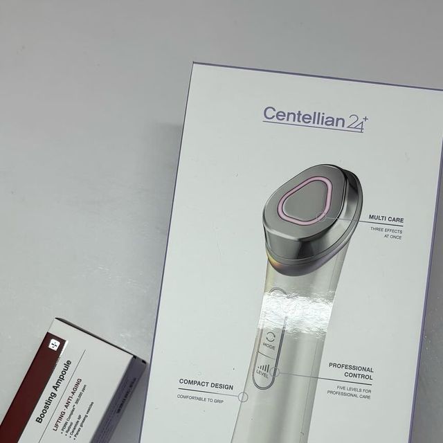  민송 on Instagram: "#협찬 @centellian24
.
협찬이지만 내돈내산 고민하게 만든 요물,,,

다양한 모드로 한 기기로 여러 피부고민 해결가능+ 한손에 쏙 들어오는 알맞은 그립감으로 편하게 멍때리면서 쓕쓕 하기 좋음
.
브라이트닝 모드 / 흡수 모드 / 탄력모드
레벨 조절가능으로 나한테 맞게 관리 가능
.
같이 주는 앰플 쫜쫜해서 디바이스랑 같이 사용하면 완전 찰떡ㅠㅠ
.
.
.

#협찬 #마데카프라임 #이보영마데카프라임 #센텔리안24마데카프라임 #뷰티디바이스 #얼굴마사지기기 #피부탄력기기 #얼굴케어 #피부미용기기추천 #피부마사지기 #피부기기 #피부디바이스 #피부홈케어 #홈디바이스 #홈케어피부관리기 #동국제약마데카프라임"