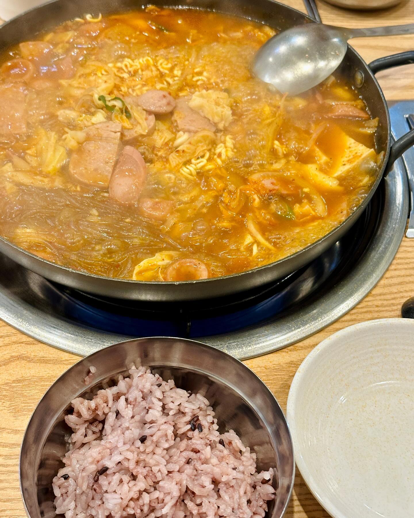 #협찬
📍김뚜껑 부대찌개 검단아라점
인천 서구 바리미로 23 (원당동, 솔보프라자) 1층 101호

요즘같이 비도오고 꿉꿉한 날씨에는
뜨끈하고 얼큰한 국물이 땡기죠?
보글보글 끓고있는 모습만봐도 설레이는
🥰🥰부대찌개🥰🥰
각종 햄사리들과 당면떡라면사리야채들까지
보고만 있어도 군침이 꼴깍!!
게다가 여기...1인1주문시, 공기밥 무한제공!!
사장님의 친절함에 무한감동....🥹
계란말이는 크고두툼하고 촉촉하고
너무 맛있어요!! 주문은 선택이 아닌 필수입니다!!
가격도 맛도 너무너무착해서 재방문의사있습니다!

#김뚜껑부대찌개검단 #검단맛집 #서구부대찌개 #검단신도시맛집 #검단부대찌개 #검단부대볶음 #검단계란말이 #검단김치전 #후라이떡갈비 #스팸구이 #인천부대찌개 #감자채전 #스팸감자짜글이 #베이컨김치말이국수