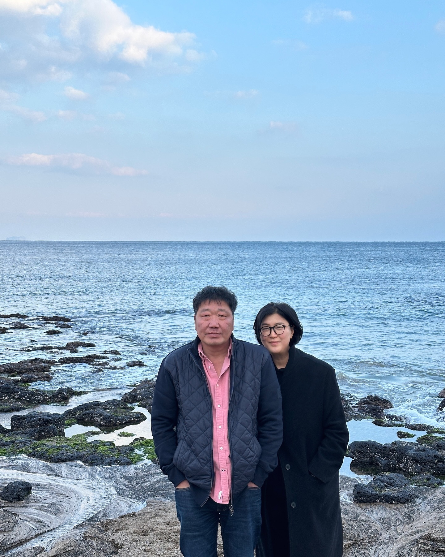 아빠 뒤에 꼭 숨은 귀요미 엄마
넥스트 사진까지 내 평생 핸드폰 배경화면🥹

아빠가 엄마한테 위에 별장에 자는데 안무섭냐니까
위에 당신있은께 안무섭네 했다고ㅠ
#산골집안 #낭만가족