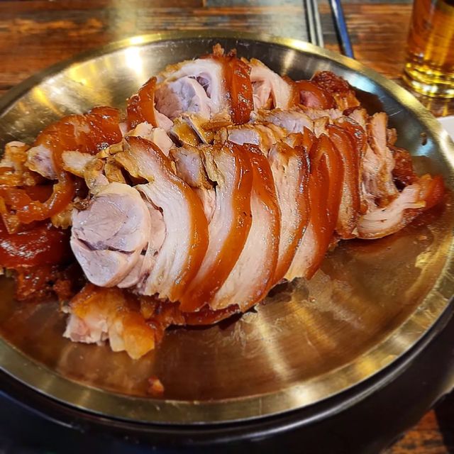 맛따라 GO!! on Instagram: "맛따라 어디든 가는 맛따라 GO!!

#왕십리 #호야네족발

윤기 좔좔 흐르는 구리빛 피부 
콜라겐을 듬뿍 품고있는 쫀득한 껍데기와
씹는 맛 풍부한 살코기가 일품인 족발,
🇰🇷 대한민국 남녀노소 모두의 사랑을 받고있죠?

지하철 왕십리역과 행당시장 상점가에 인접해
찾아가기도 너무 쉬운 
오늘은 왕십리에서 핫한 족발맛집🔥🔥
'호야네족발'로 맛따라 왔어요~

✔️족발

따뜻한 온기를 먹는 내내 유지할 수 있도록
양초 위에 놋그릇은 세심한 배려💜
그리고 그 위에 올려진 야들야들 부드러운 족발
등장하는 순간부터 돼지냄새 1도 없어
군침도는 비주얼과 향으로 침샘을 자극합니다.

부추무침과 새우젓, 쌈장 찍은 마늘 얹어 
한 점 맛보면 그 순간, 
여기가 극락이구나.👼

취향대로 가지각색 어떻게 먹어도 맛나지만,
맛따라의 원픽은 
알싸한 청양고추 소스 살짝찍어 먹는게 
젤루 좋았어요👍👍

자칫 느끼할 수 있는 족발을 
무한흡입 가능하게 만드는
마법의 비법 소스! 존맛💖

✔️막국수

매콤새콤한 양념장과 각종 채소가 듬뿍!
비닐장갑 낀 손으로 신명나게 버무려 주면,
맛있는 족발의 특급 도우미 막국수 완성!

그냥 먹어도 맛나지만, 족발 싸서 한입 먹으면
말해 모해요? 말보말모🤩

✅️ 오뎅탕
기본으로 등장하는 오뎅탕 실한거 보소!
무채와 청양고추가 들어가 
시원함과 칼칼함이 입안을 휘감으니 
두 눈이 번쩍 뜨이는 맛이네요. 👀

✅️ 어리굴젓
맛보기 서비스로 내어 주시는 어리굴젓도
호야네족발의 신스틸러!

향긋한 굴이 매콤한 양념 옷 입고 있으니
족발과 환상 콜라보를 이룬답니다😃
따로 추가해서 더 먹고 싶었는데,
꽉찬 배가 더 들어갈때 없다고 호소해서
그저 아쉬울 따름이었어요. 😭

매장에 꽉찬 손님들도 맛있다를 연발하지만,
먹는 내내 배달과 포장이 끊이지 않으니
맛집 인증 된 족발집 맞네요!

🏢 호야네 족발
📍 서울 성동구 무학봉로26길 9, 호야네 족발 별관

#광고 #맛따라_왕십리 #맛따라 #행당동 #왕십리역 #왕십리족발맛집 #족발맛집 #불족발맛집 #보쌈족발 #왕십리맛집 #한양대맛집 #성수동맛집 #족발스타그램 #먹스타그램 #맛스타그램 #foodstagram #eatstagram #먹팔 #선팔하면맞팔 #맞팔해요"