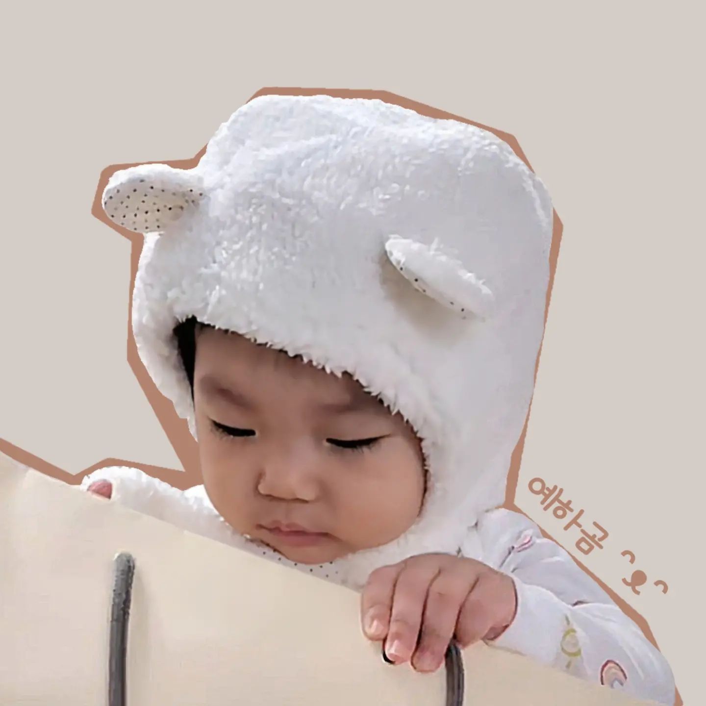예하곰🐻🤎

겨울엔 곰돌이모자 필수죠
고모친구가 첫생일이라고 선물해줬어요
고모친구들도 예하를 예뻐해요🫶
(뒷장은 영상인데, 할머니가 손녀딸 귀여워하는 소리주의⚠️🤣)

#생후365일