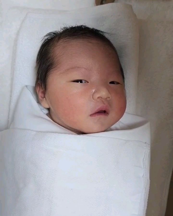 서율🩷
하루하루 커가는 서율이의 하루
모자동실할때 이렇게 이쁜 웃음을 보여주다니♡
너무 사랑스러움👼

#인생5일차#흑토끼띠#베넷짓#베넷짓미소#만세#육아#모자동실#조리원생활#조리원모자동실#딸스타그램💕#서율🩷