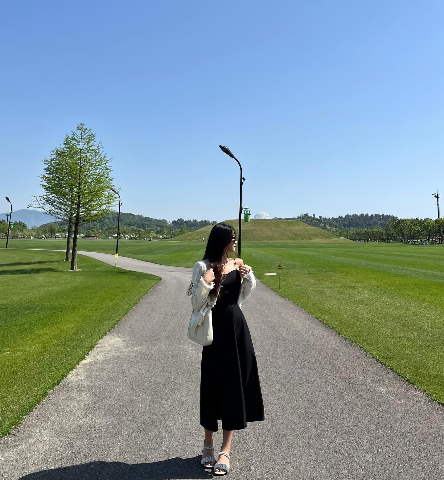 더워 🥵 

얼굴에 그림자 이상하게 져서 맘에 안 드는데 배경 너무 이쁜 걸..