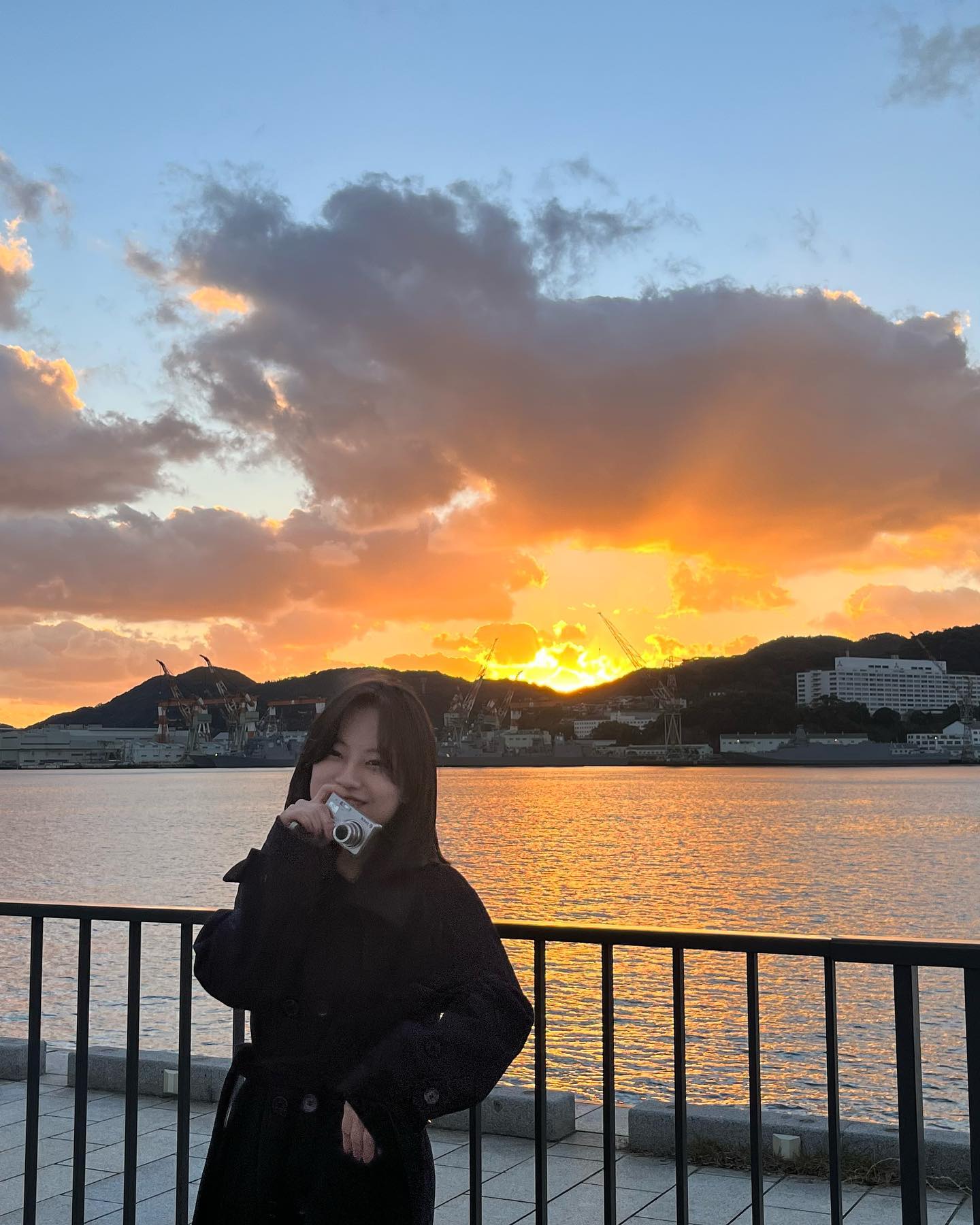 일본 유학 소감문 🇯🇵 +100

일본에 와서 입학식 이래 거의 처음 인스타에 글을 적는다. 그동안 일본에서 잘 지내지 못했기 때문에 인스타도 블로그도 그 무엇도 할 수 없었다.
내가 이 글을 쓰겠다고 다짐한 이유는 오늘로 나가사키에 유학 온 지 딱 100일이 되었기 때문이다.
이곳에서의 모든 일화를 담을 수는 없겠지만 100일간 있었던 일에 대해 조금씩 기록해 보고자 한다.

우선 나는 입국할 때부터 일본에 울면서 왔다.
나는 한국의 생활에 만족하는 사람이며, 한국을 너무나도 좋아하는 사람이고 내가 사랑하는 모든 것들 또한 한국에 있다.
일본에서 지냈던 지난 모든 기억들 중 한국보다 좋았던 기억이 정말 손에 꼽을 만큼 없었기 때문에 일본에 오는 건 두려웠다.

일본에 오자마자 입학식, 연수 등 행사로 바빠서 정신이 없었다. 잠을 자야 생활을 할 수 있는 사람인데 잠을 잘 못자서 나는 점점 피폐해져갔다. 아침이면 룸메의 5분마다 울리는 알람에 깨야만 했고 그걸 내가 꺼야 했던 적도 있었고, 스피커로 통화하는 소리에 혹은 새벽까지 동영상 보는 소리에 잠을 못 자곤 했다.

한국에서 세워 온 원래의 계획이 틀어져서 내가 인정받을 수 있는 학점은 복수 전공 1개뿐이었다. 일본어는 교직밖에 남지 않았기 때문에 이곳에서의 수업은 나에게는 그저 의미 없는 수업으로 느껴졌다. “일본”과 “일본어”를 다시 좋아하고 싶어서 온 유학이었는데 반대로 더더더 멀어져 갔다. 

다시 잘 지내보고자 노력했던 몇 번의 기대가 있었다. 이곳에서 파트너 친구를 정해주는데 선물까지 준비해 갔지만 내 파트너는 오지 않았고 나는 그대로 강의실에 방치되었다. 이 정도면 세상이 나를 외면하는 게 아닌가 싶었다.
그렇게 40일을 울고 겨우 마음이 가는 곳, 마음 둘 곳이 생겼다.
“한국어(요리)교실” 처음에는 한국 음식이 그리워서 갔는데, 내가 있는 한일문화교류협회와도 관련이 있었던 아시아코류토모노카이에서 운영하던 곳이라서 안도감이 들었던 것 같다. 순수한 고등학생 친구들도 너무나도 귀여웠고 어르신분들도 너무나도 친절하셨기에 이곳이 마음에 쏙 들었다. 매주 이곳에 다니면서 활력을 조금씩 찾을 수 있었던 것 같다.
한국어(요리)교실을 기점으로 좋은 만남이 꽤나 이어졌고 내 유학 생활을 조금이나마 버틸 수 있게 해주었다.
세탁기 6시간 30분의 지옥을 경험하고 터질 대로 터진 울고 있던 나에게 버스정류장에서 만난 일본인 친구는 사탕과 걱정을 건네주었고 처음 보는 그 아이에게 너무도 고마웠다.
첫 번째 후쿠오카 여행 때는 절에 계시는 할머니께서 나에게 200엔의 도움을 주셨고 되돌려 드리려 했을 때는 또 필요해질 수 있으니 잘 챙겨두라고 거절하셨다. 한국과 교류를 한다고 이런저런 이야기도 들려주셨고 다음에 꼭 신사에 놀러 오라고도 해 주셨다.

이곳에서 많은 것들을 배웠다.
1. 잘해주면 호구다.
2. 아닌 건 아니라고 말해야 한다. 
3. 필요할 때만 찾는 사람들은 그냥 무시해도 된다.
기브 앤 테이크를 별로 좋아하지 않았는데 나에게 대가 없는 요구만 하는 사람들이 늘어나 기브 앤 테이크의 중요성도 깨달았다.

나는 원래 라면도 못 끓이는 사람인데, 한식이 너무 먹고 싶어서 요리도 자연스레 배울 수 있게 되었다. 좋지 않은 점은 요리와 설겆이가 분담되지 않고 모두 나만했던 적이 있어서 싫었다.

엄마, 아빠, 동생의 소중함도 느낄 수 있었고 가족보다 중요한 건 없다고 느꼈다. (사실 엄마의 소중함만 제일 많이 느꼈다. 난 응애다)

< 가장 중요한 이야기가 남아있는데 캡션이 길어서 담을 수 없다니ㅠㅠ 그럼..후편으로 돌아올게!😊 >