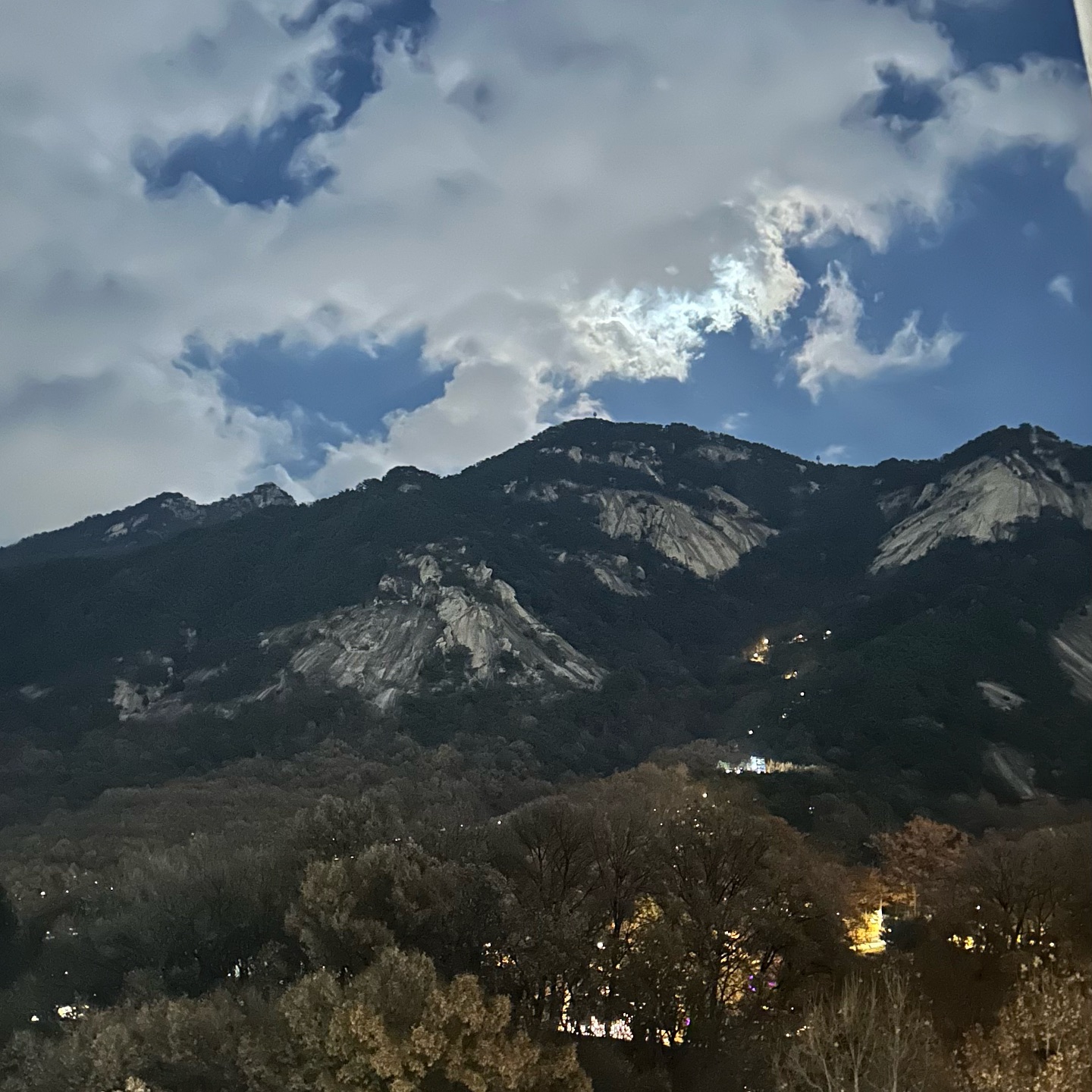 매일 이런 풍경을 보는 요즘,
자연에 감사함당⛰️
