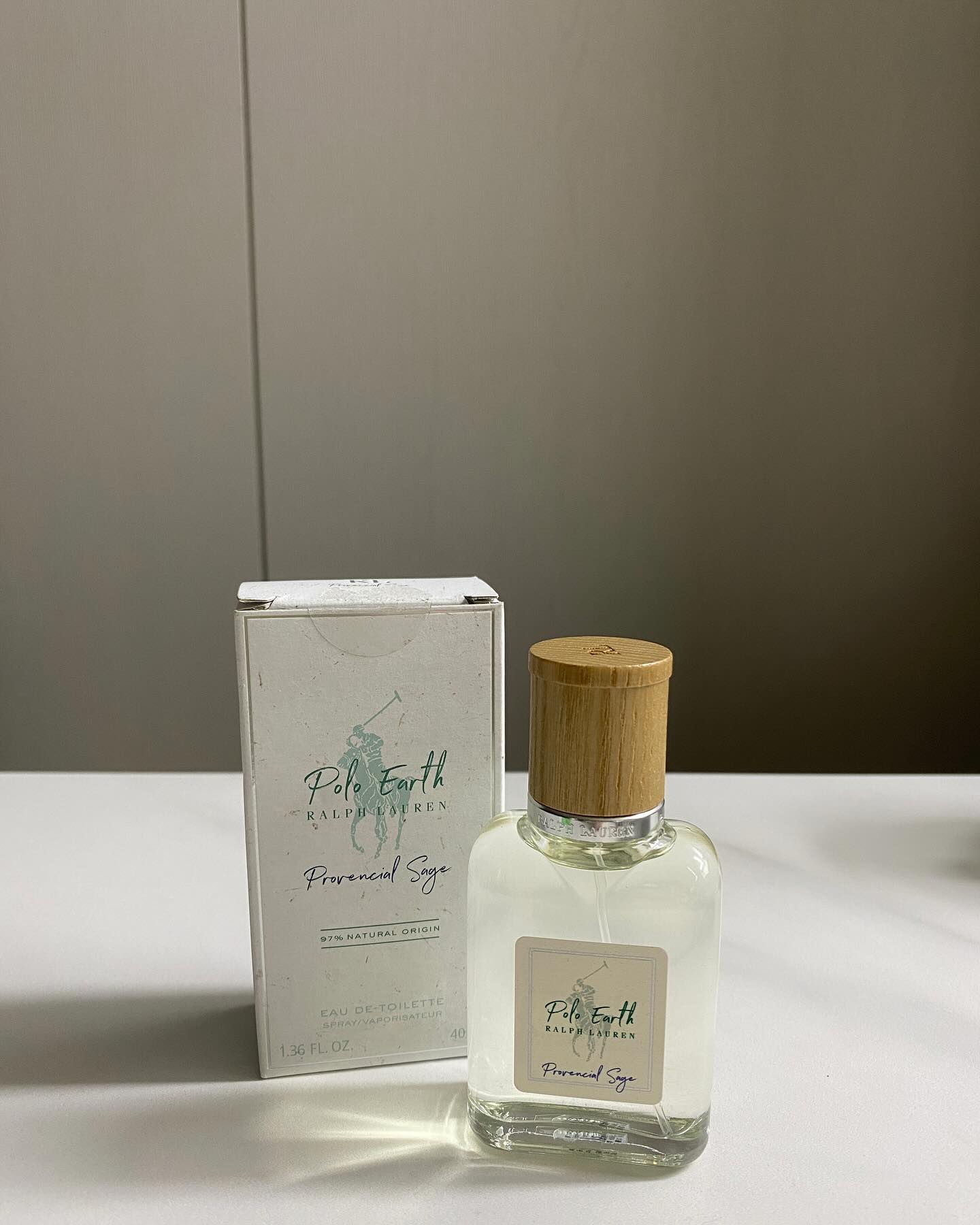 -
엉겁결에 산 #향수 ㅋㅋㅋㅋㅋㅋㅋ
주차요금을 16,000원 내긴 아까워 급 구매 ㅋㅋㅋ
그래도 4천원을 냈다는 거 실화냐…🤣

요즘 향수 트렌드를 전혀 몰라 이름만 보고 샀다고 해도 무방하다. 시간이 없어서 제대로 시향할 틈도 없었음 ㅋㅋㅋ 그러고보니 작년엔 5월 말에 향수를 샀구나 ㅎ 오뉴월… 향수가 사고싶어지는 계절인가? ☺️🌱

#폴로향수 #폴로어스 #폴로어스프로방스세이지