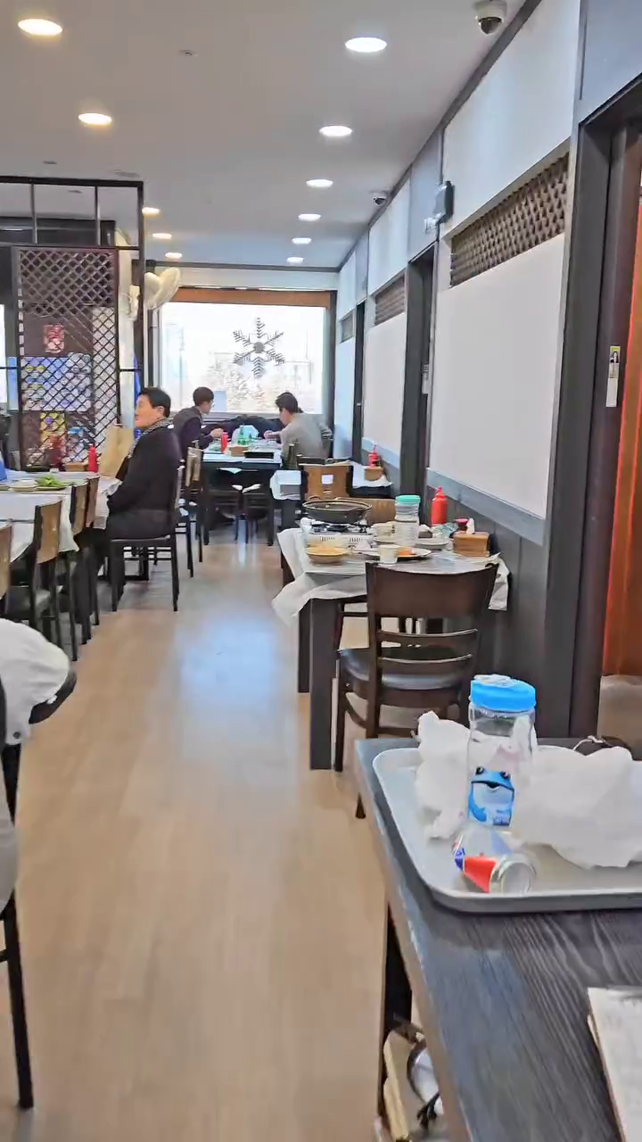 친구들과 오랜만에 만나서 먹는
영하 15도의 겨울 대방어의 맛은
진심 탱글탱글하며 쫀득하니 일품!! 👍

___________________________________________________________________

위치 : 노량진 수산시장
가격 : 대방에 대 Set (11만원)
식당 : 2층 7호 서울식당 상차림비 (4,000원) / 매운탕 4인기준 (20,000원)

___________________________________________________________________

가족, 친구, 친목 모임으로 정말 좋아요!!👍