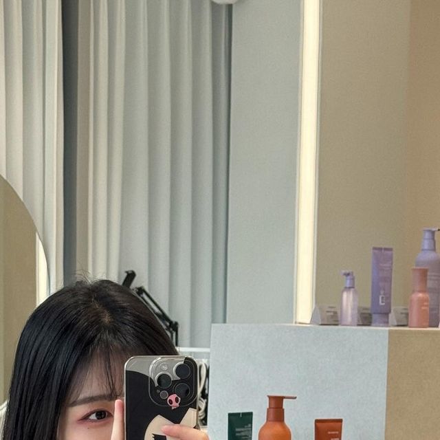  @lovely_jju125 on Instagram: "진짜 몇 년만에 염색이 하고 싶어서 천호역 유메즈헤어로 갔습니다!!!

오랜만에 염색이라 정말 설레고 기대되고 잘 나올까 걱정되고 후하후하 하면서 갔더니 유아디자이너님이 너무 친절하게 상담해주셨어요😍
탈색없이 튀는 색 하고 싶다했더니 레드를 추천해주셨고 혹시 퍼플 좀 더 섞을 수 있냐 여쭤보니 가능하다며
아주 예쁜 와인색을 만들어주셨어요😇😇 

사진에는 티가 잘 안 나지만 햇빛아래 있으면 진짜 너무 예쁜 레드와인느낌이라 넘 만족했습니다 꺙~~~~!!!
사진으로는 갈색처럼 보여서 너무 아쉽네요😭😭

친절하시고 상담도 너무 잘해주신 유아 디자이너님…
감사합니다 아주 적게 일하시고 돈 많이 버세요……🥰

아 참 그리고 유아쌤 정말 예쁘십니다….
말씀을 못 드려서 여기라도…..
빛받은 머리색은 다음에 사진찍고 나면 인증샷 올릴게요!!!

염색을 했지만 머릿결이 안 상하는 아주 굉장한 미용실…
색빠지면 또 염색 받으러 갈까봐요😊😊😊

염색머리 최고..🫠
.
.
.
.
.
#광고#천호역미용실#천호미용실#염색#레드브라운염색#레드염색#여자머리#여자머리디자인#여성모델#여자머리모델#여성머리모델#강동역미용실#송파구미용실#강동구미용실#미용실헤어모델#헤어모델#여자헤어모델#여성헤어모델#레드브라운#민트브라운#매트브라운#카키브라운#밀크브라운#초코브라운#염색모델#여자헤어모델작업"