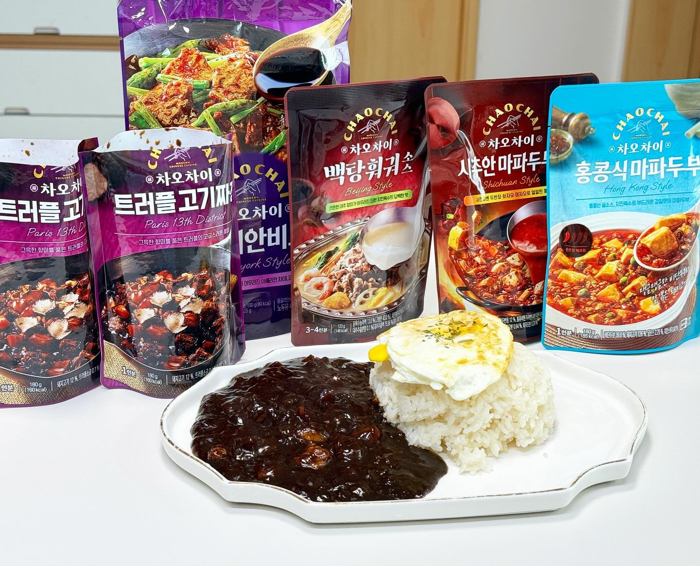#협찬 #차오차이 #중화미식 

홍콩 마파두부, 뉴욕 몽골리안 비프, 상하이 동파육.. 
차오차이의 발견!! 쉽게 집에서~~ 조리가 가능한 세계요리~! 

가끔.. 정말.. 요리 하기가 싫을때가 있어요. 
아이들 밥은 줘야겠고.. 
그리고.. 바쁜 와중에.. 요리가 불가능할 경우에.. 

배달시킨요리 이상으로 ㅎ 맛있는 차오차이 트러플 고기짜장도 맛나더라고요!! 

조리방법도 너무 간편하다 보니~ 
집에서 쉽고 빠르게 먹을 수 있는데.. 맛도 좋답니다! 
트러플 향이 정말 많이 들어가 있어요!! 

차오차이 구매처는: 
👉 오프라인 이마트에서 1+1 행사 중(3/15-4/4) 
👉 여기서 구매 가능: bit.ly/49R7bSy 

#중화요리 #중식 #차오차이소스 #짜장밥 #짜장면 #짜장레시피 #짜장만들기 #트러플고기짜장