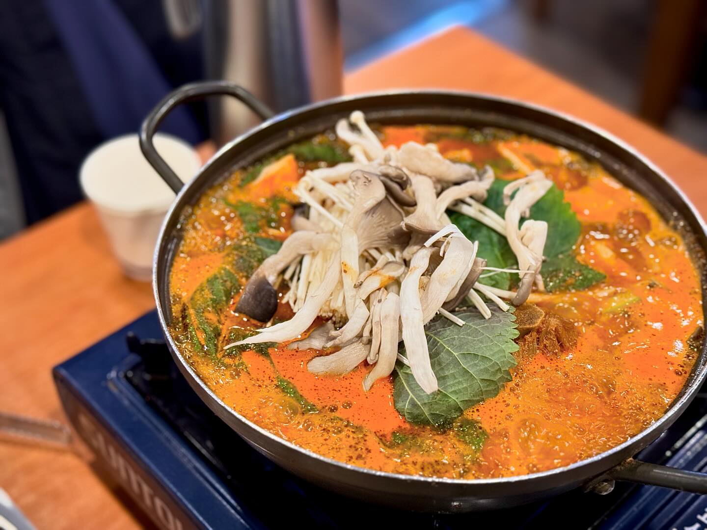 #협찬 #연남동맛집

조용히 포근한 눈이 내리는 밤🤍
오늘은 왠지 따뜻한 국물이 있는 음식을 먹고 싶어서 
#연남동한식 핫플을 찾아 떠났습니다!

오늘의 Pick은 바로 #송가네감자탕본점
이곳은 연남동에 위치한 본점이에요. 프랜차이즈가 여러개 있는걸로 알고있는데 본점이니까 더 맛있을거라는 기대감을 갖고 출동🌀

저는 ’2인 잔치상‘을 먹었는데요.
말 그대로 잔치를 벌이는 듯한 느낌의 메뉴들로 구성되어있어요
감자탕+보쌈+쭈꾸미 조합입니다. 

꺄항 다 제가 좋아하는 거잖아요🥹
메뉴 하나 하나 얼마나 정성스럽고 맛있던지 걸신들린 사람마냥 신나게 먹었다니까요 ㅎㅎㅎ....

잔칫상에 올리는 한식 3종 세트를 한상에 받아먹을 수 있는 최고의 메뉴라고 생각해요

복잡한 연남동에 우직하게 자리 잡은 #연남동감자탕 맛집.
한식이 당기는 날 또 올 예정이예요🫶🏻

☑️송가네 감자탕 본점 (마포구 동교로 245)
➿주차 가능
➿2인 잔치상 38,000

#연남동보쌈 #연남동국물 #연남동쭈꾸미 #연남동데이트맛집 #연남동모임 #연남동밥집추천 #연남동한식집 #연남동한식당 #연남동주차가능맛집 #감자탕맛집추천 #서울감자탕맛집 #서울한식맛집