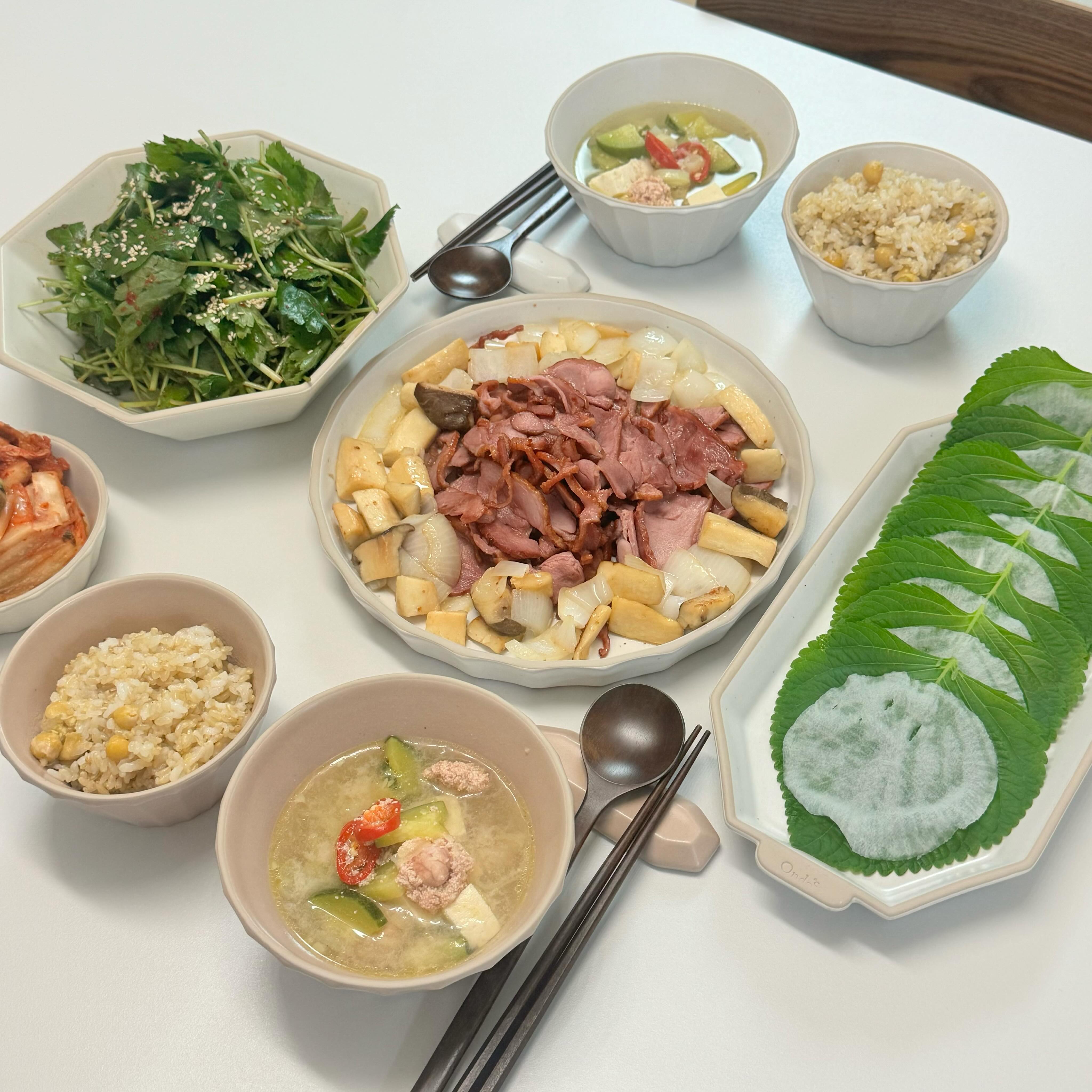 하니쿡👩🏻‍🍳
오랜만에 훈제오리 구워먹었어요
친정 근처에 오리고기집이 있는데
항상 참나물무침이 나와서 깻잎무쌈이랑 싸먹으면
진짜 맛있는데 그게 너무 먹고싶어서
참나물도 사다가 무쳤더니 향도 좋고 너무 맛있더라구요

국은 끓일까말까하다가 명란국을 끓여봤는데
시원하니 호로록 떠먹기 아주 좋아요👍
끓이기도 너무 쉬워서 자주 해먹어야겠어요 ㅎㅎ
