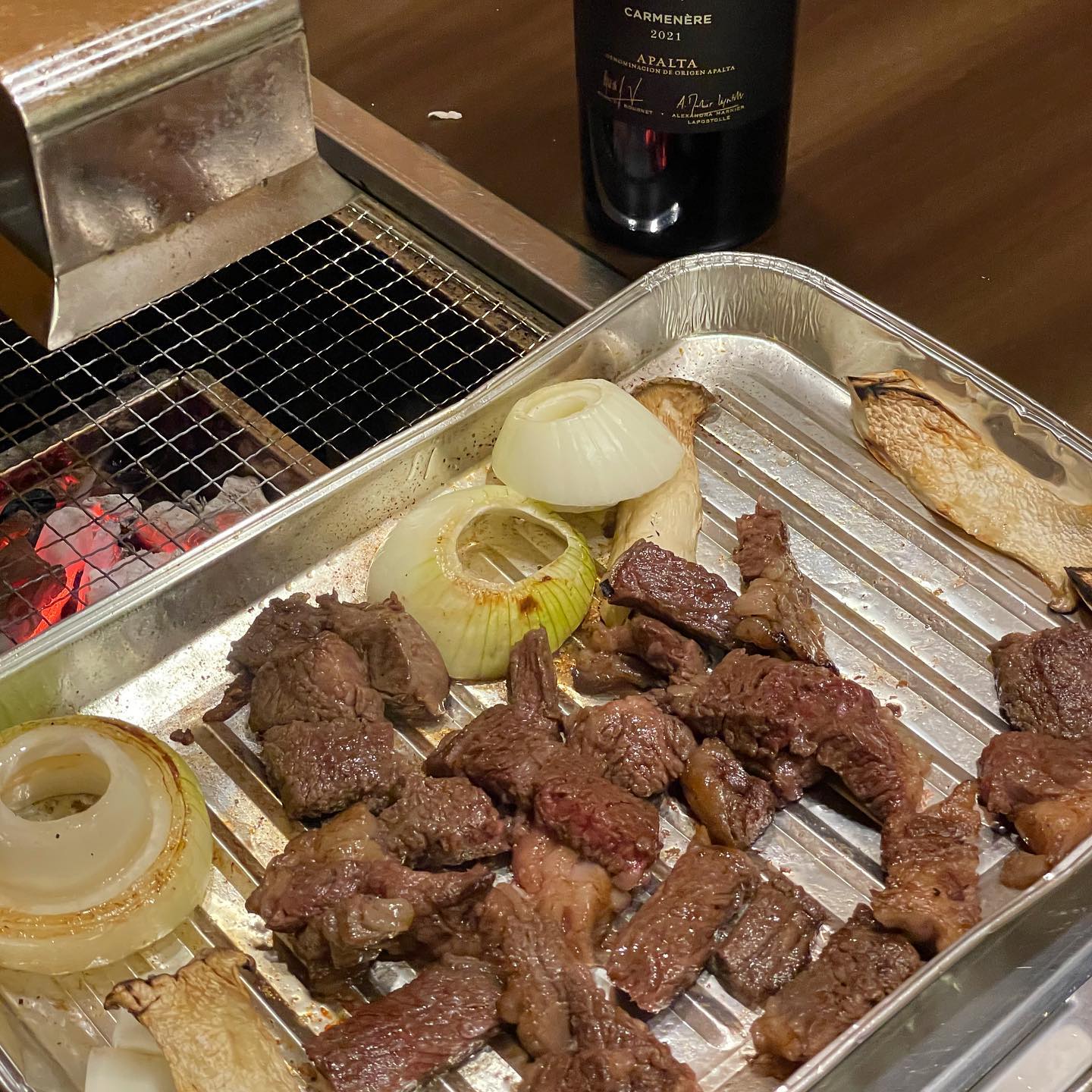 #협찬 몸만가면 되는 고기 맛집 애견동반 바베큐캠핑장🥩

#당진 #대덕별장

모든 게 갖춰져있어서 장도보지않고 바로 몸만가서 캠핑감성을 즐길 수 있는 곳! 가장 맘에 들었던 포인트는 숯불구이고기식당이 바로 옆에 같이 위치해있어서 고기가 맛있어요👍👍 바베큐는 그리고 고기 굽는 게 중요하잖아요? 그릴에 먼저 초벌한 다음 제공되는 호일 그릇에 넣고 구워주면 육즙 촉촉히 구워진 사랑스런 자태의 꼬기🤎 한우랑 돼지고기 목살 먹었는데 jmt!!! 고기 퀄리티 무엇!! 거기다 장비빨도 무시못한다구요ㅎㅎ 

편하게 캠핑분위기 즐길 수 있어서 커플이나 아이들,애견 동반 가족모임으로 강추!! 

.
.
#당진바베큐 #당진캠핑장 #당진토마호크 #당진데이트 #대덕별장 #불멍 #감성바베큐장 #바베큐맛집 #외식 #회식 #당진가볼만한곳 #당진여행 #애견동반여행 #애견동반