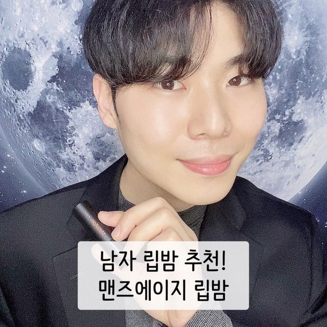  정용 on Instagram: "#협찬 
[ ✨ 맨즈에이지 톤업 스타일 발색 립밤 ✨ ]
.
유투버 안새로이님이 사용한다는 립밤!
그 립밤, 제가 바로 가져와봤습니다!
바로바로 멘즈에이지의 립밤인데요!
.
번들거림 없이 가벼우면서 강력한 보습력!
진짜 보기 딱 좋은 발색력으로 티나지 않고 자연스럽게!
식물 유래 성분 호호바오일로 영양감도 풍부하게!
향은 달콤한 피치향~
.
발색이 된다고 빨간색이 들어간 제품이 아닌 블뤡~! 에 블루~! 컬러로 티나지 않게!
.
전후 사진에서 보이는 것처럼 진짜 자연스럽게 발색되면서 촉촉함 가득이에요!
.
포장 패키지도 너무 고급져서
이건 진짜 찐으로 남친이나 남편분 선물로 추천합니다👍
.
.
.
@mensage_official 
#맨즈에이지 #남자립밤 #맨즈에이지립밤 #발색립밤 #컬러립밤 #보습 #입술각질 #남자뷰티 #남자관리 #립밥 #립밤추천 #발색 #발색샷"