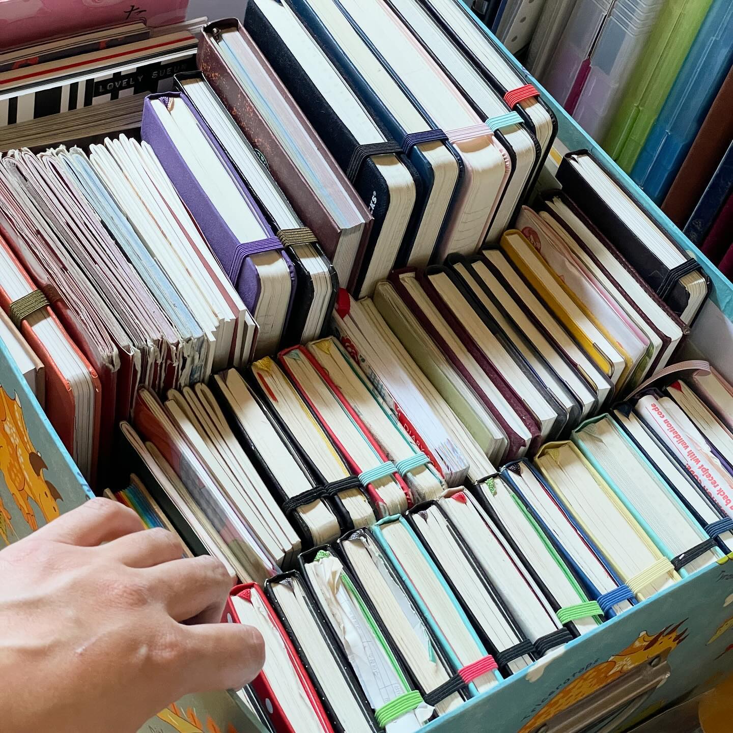 몰스킨 25, 랭 플래너 8 📚📖

차곡 차곡 쌓아둔 일기랑 메모가 지금의 나를 만들었다면.. 그 시작은 어릴적 일기 빼먹으면 혼쭐 내주신 엄마일듯.. 👍🏻

분당 집에는
초중고 일기장 📃,
초등학생때 한 학습지 빨간팬 첨삭지 🖍️,
중고등학생때 시험지 📜,
대학생때부터 쓴 몰스킨과 랭 플래너 📆
등등 다 있지 다 있어 👍🏻

그런데 CD플레이어는 버려서
오랜만에 듣고 싶어도 못듣네,.. 기억나니? #아라시