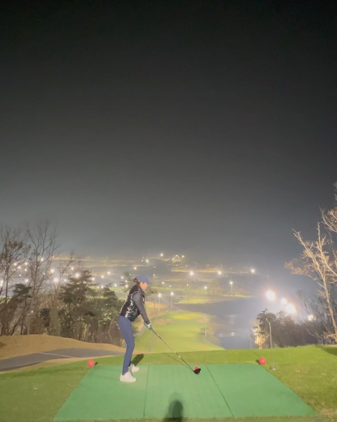 ⛳️ 💪 골프 웨이트 오운완 완료🫶

힙 사이드 근육이 빵빵해졌어요🫶혹시 보여요?😻
힙 뿌시기에 집중하는 요즘 살짝씩 다름에 기쁨 느껴요🤞

연간행사 라운딩 다녀왔어요! 
골린이는 아주 명랑스럽게 골프를 쳤다지요ㅋㅋㅋ
하의3겹 상의 5겹을 껴입었더니 아주 움직임이 둔해서 
재미지게 움직거렸어요😅

🍲어제 라운딩 끝나고 배터지게 먹었는데요.
당췌 라운딩가면 왜 쉬지도 않고 먹게 될까요🤪
구래서!!!
오늘은 16시간 공복후 공복 웨이트를 짧고 굵게하고 
저의 첫끼는 조절을 꽤 했지요! 
공복 웨이트는 강도를 평소보다는 낮추고 시간을 짧게해요! 
득근실패와 노화촉진 젖산분비 될까봐서요 ㅎㅎㅎ 

✅코코넛워터80ml 슈가프리가 아니라 진짜 단맛 조차 1도 없는 
완벽에 가까운 유청분리 단백질 25g + 넛츠 굵게 갈아서 숟가락으로 천천히 떠먹기! 

✅깐밤 에어프라이어에 10분 돌리고 무첨가 ABC쥬스 
바나나 반개 먹었는데요. 

순서는 에비씨 쥬스와 영양제 먼저 섭취! 
그후에 바나나 -쉐이크 1 밤먹기로 
식단중에서도 식시섬유 - 단백질 - 탄수화물 
순서 지켜 봤어요:) 
당근 사과 함량이 높은 에비씨 쥬스는 당이 높아서 
비트의 비율이 좀 높은편인 쥬스로 사봤어요. 

순서 정하기가 식단할땐 그나마 쉬운데 
일반식 식사중엔 정말 혼동의 도가니를 늘 겪고 있어요ㅎ
식이섬유 먼저 먹고! 그다음 단백질 한두개 먹고 밥을 함께 
하거나 떠놓은 밥도 패스를 하거나 ~! 
배부르면 숟가락 놓기! 
대신 100번씩 씹고! 천천히 물 마시지말고 밥먹기...
뭐 이런식으로 하는데요 ~ 
나름 먹는거에 비해 운동량에 비해 살이 덜 오르는거라고 
자기위로 + 합리화 중이에요😁

한끼 두끼에 단백질 쉐이크까지 먹으면 
55키로 찍는건 아주 눈깜짝 할새 그렇게 되어버려서 
먹는거에 굉장히 신경쓰는 요즘이에요:) 

그래도 1주기준 건강식 식단비율이 80%라 
나름 잘 하고 있는듯 해요! 
이러다가 감량기때는 100% 식단 
운동량 100% 늘리기 하지요! 

구런디... 어제먹은 빵이 오늘까지 후회 되는중인건 안비밀😆
주말에 본가에 가는데 닥쳐올 먹방 일정에 겁시나요🤣

어제 너무 찬 공기를 많이 쐬어서 반신욕 진하게 하고
장화같은 양말 하루종일 한번도 안벗고 발바닥 촉촉함 유지했어요!
수시로 기초체온 올리기 림프펌핑 운동하며 일상 보냈어요:) 
그리고 침대에 누우면 웰스파io로 미세전류 마사지 하고 꿀 잠 잘래욧! 

오늘도 말이 좀 많았어요😁
다들 굿잠 하셔요:) 
너무 추우니께 감기 조심해요💚

‼️오늘 붓기는 오늘 빼는겁니다
‼️다이어트는 오늘부터 
‼️작심삼일을 연속하면 그게 성공‼️

#골린이 #라운딩패션 #겨울라운딩 #오운완 #명랑골프 #운동하는여자 #40대여자 #중년다이어트 #루틴만들기 #루틴의힘 #기초체온 올리기 #기초대사량 높이기 #림프순환운동 하기 #겨울다이어트 는 손발을 늘 따듯하게 하세요! #미세전류 #웰스파io