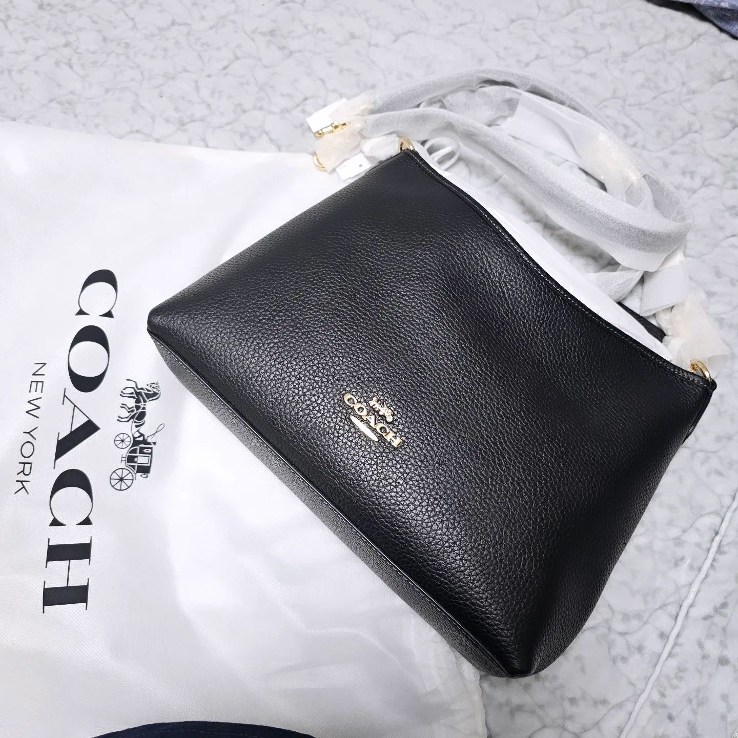 #휘뚜루마뚜루 #보부상백 하라고 🎁 
😘4월 #코치신상 #coach #coachbag 
감사히 필요할 때만 쓰겠습니다. 꾸벅
