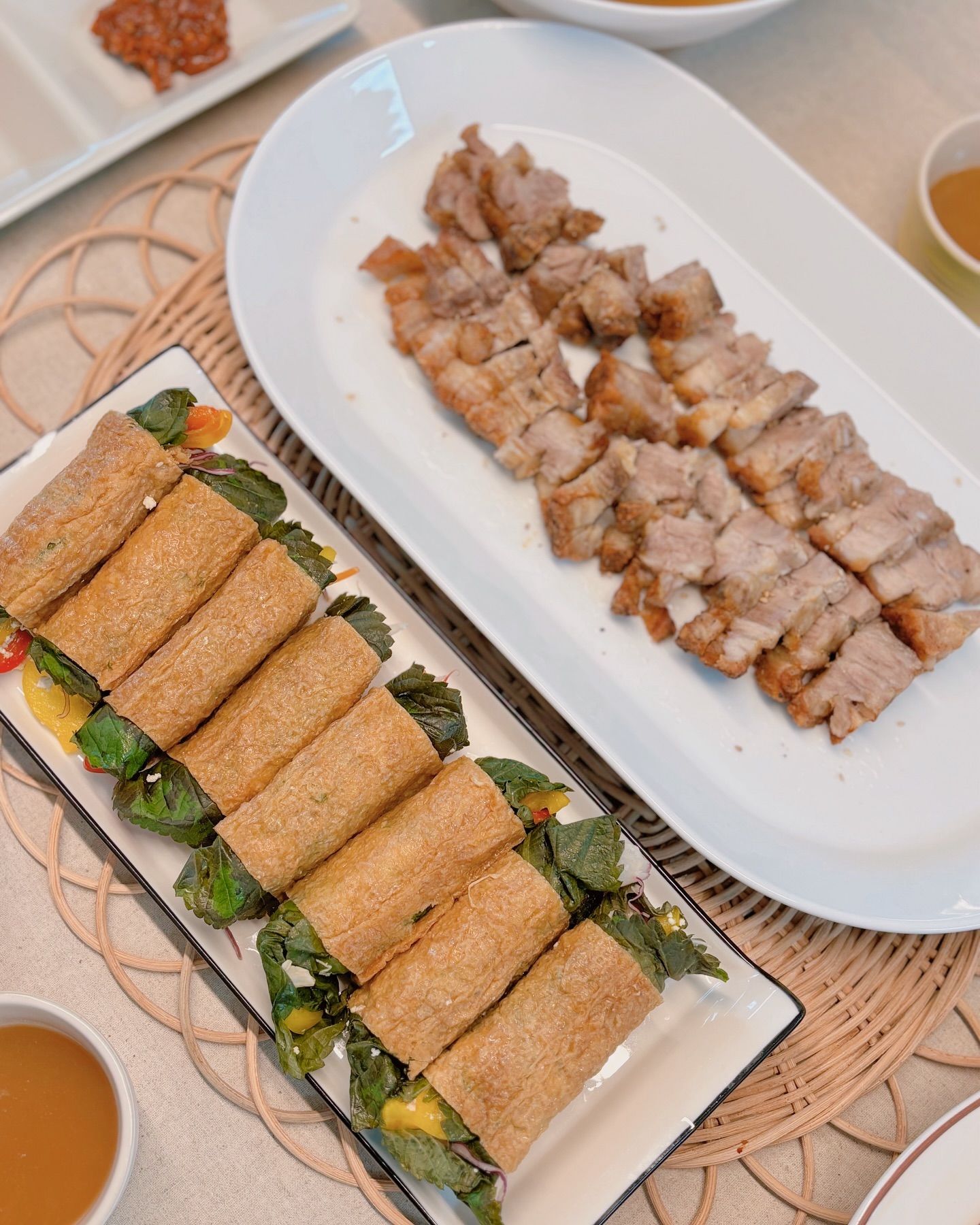 간헐적 집들이 🫠🫠
남편 예전 동료들이 와주셔서 주말에 열심히 상차림을 했어요!

이번엔 여름 메뉴로
통삼겹구이, 물비빔냉면, 도토리묵, 유부양배추말이, 명란마요주먹밥
요렇게 준비했어요🌊🌊

요리 할때는 힘들지만 다하고나면 뿌듯한 집들이😃
여러분들은 주말에 뭐하셨나요?!
이번주도 힘냅시댜!!!

#집들이메뉴 #집들이음식