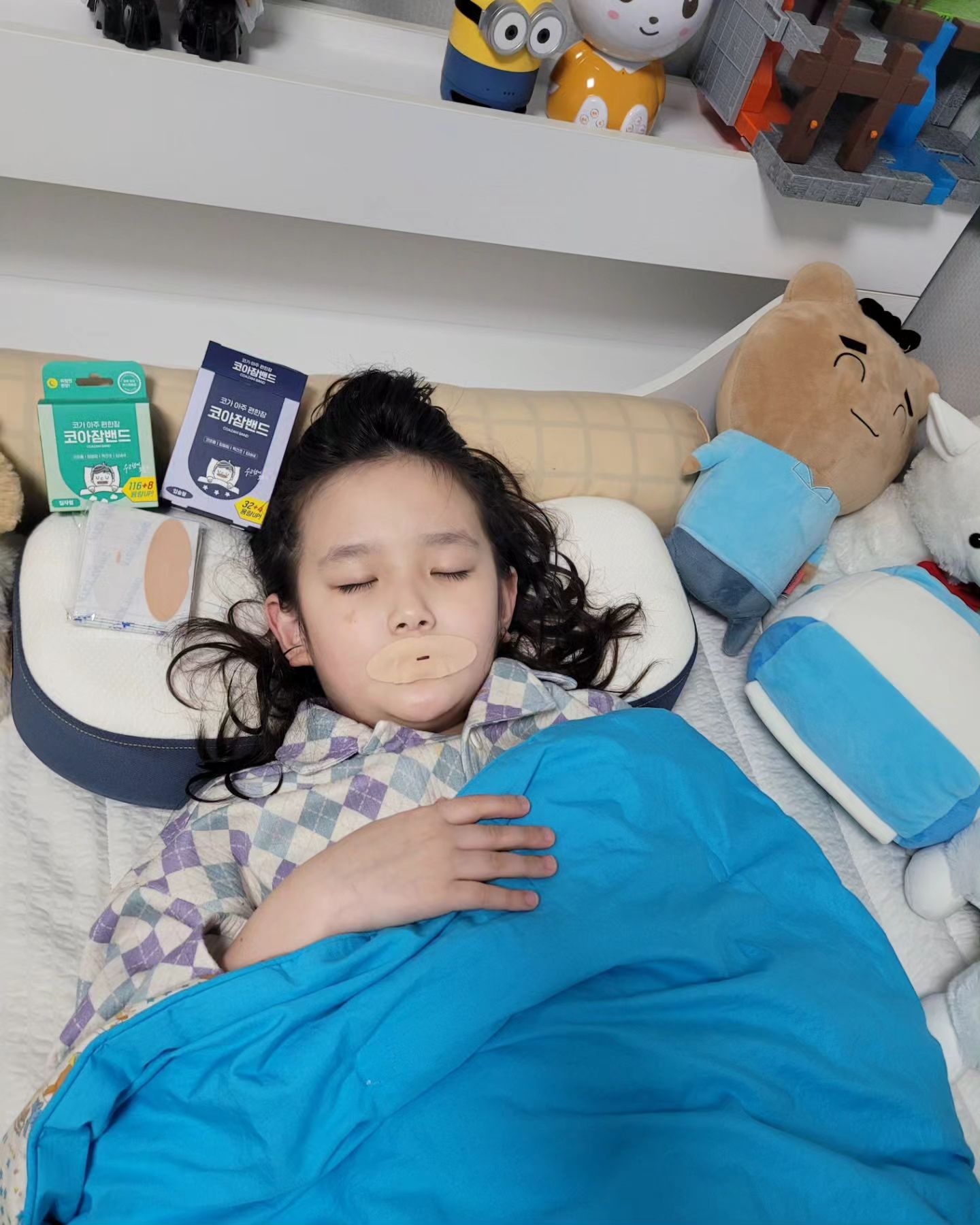 #제품제공
코로 숨쉬는 편안한 잠😴

#코아잠밴드

면 원단을 사용하여 부착 후 답답하지 않고
처음 사용하는 분들도 쉽게 적응할 수 있어요!

의약외품 및 일반의약품에 사용되는
점착제를 사용하여 안전!

피부자극 테스트 무자극 테스트를 완료!

밴드 중앙에 타공을 내어 수면 중 구강호흡시
편하게 사용할 수 있어요☺️

밴드의 이형지를 제거한 후 입술을 살짝 안쪽으로
오므린 상태에서 밴드를 입술에 맞춰 가로로 붙이면 끝!

비염이 심해서 입으로 숨쉬는 세준이에게
코로 숨쉬는 편안함을 가져다 주세요😌❤️

atex_official

#협찬 #아텍스 #코아잠밴드 #입벌림방지밴드 #입벌림방지 #수면밴드 #코골이방지밴드 #코골이 #입냄새 #숙면 #잠이보약 #수면건강 #목건조 #입건조 #코호흡