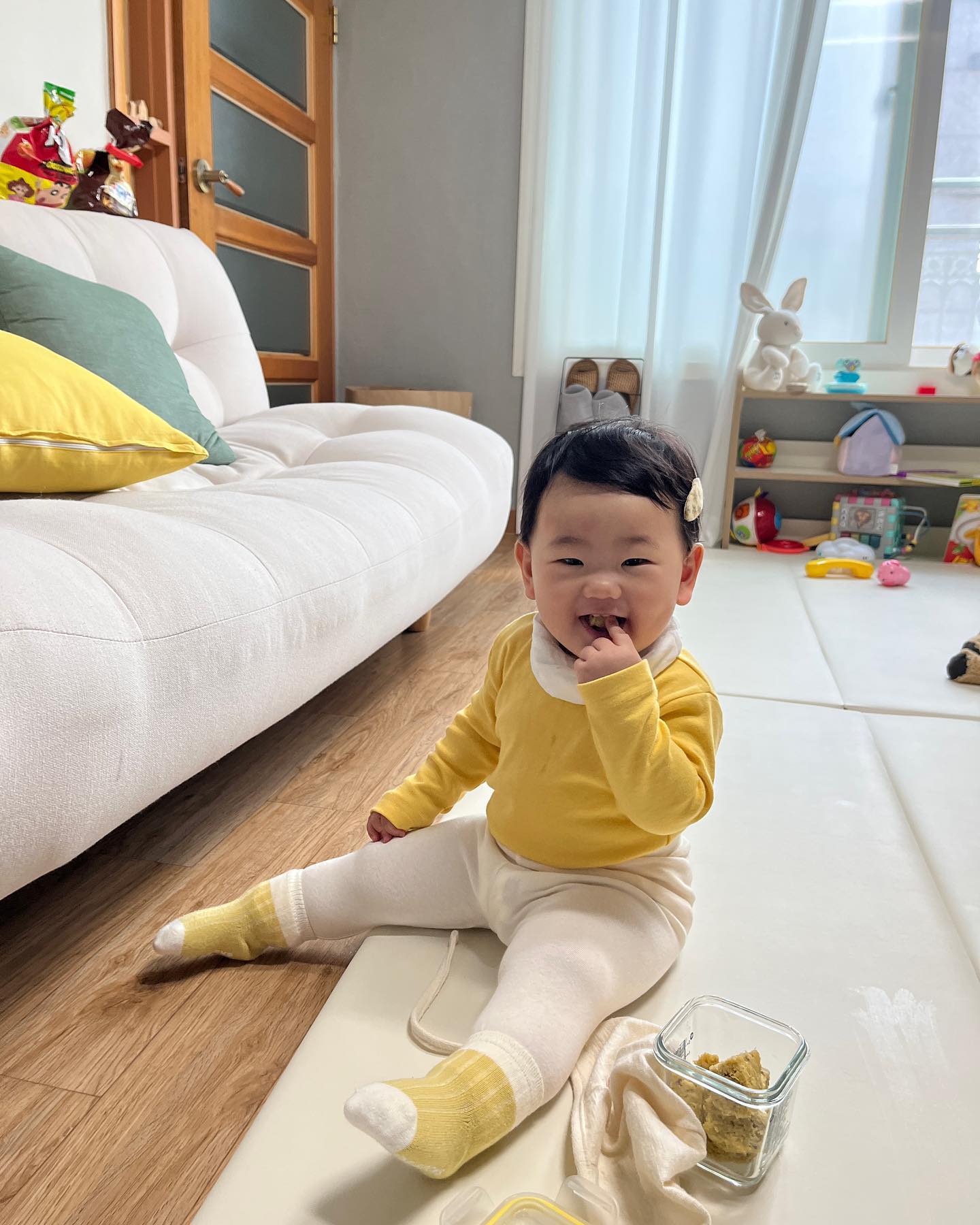 𝒟+ 312 ღ
사고치기 일보직전 애교부리기… ^_^

맘마 먹으면서 한껏 애교를 부르길래
찰칵찰칵 찍었더니,
사고칠려고 미리 애교부린거 였어요(?)

노랭아, 그래도 난 너가 너무 기여워…(๑˃̵ᴗ˂̵)