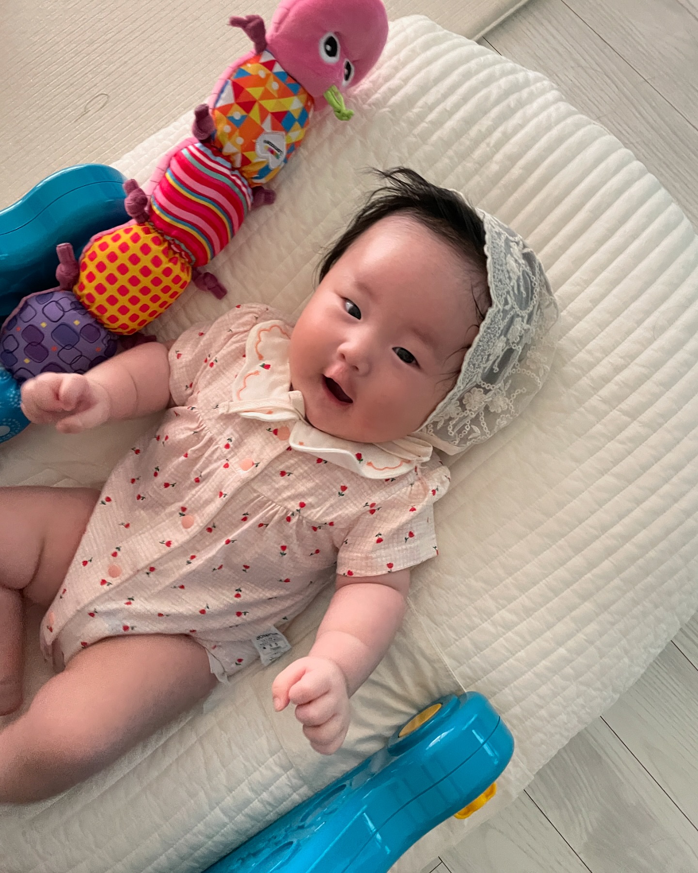 240929~241001 3개월26일~3개월28일 #어린이도서관 가기 전. #신나요 ~
아침에 #눈곱 많이 낀 날 
걷고싶어하는 혜원이
.
.
.
#눈꼽 #걸음마 #도서관 #아침 #선생님 #집이어디에요 #외출 #baby #베이비 #아장아장 #귀여워 #취객 #drunk #home #love #Library