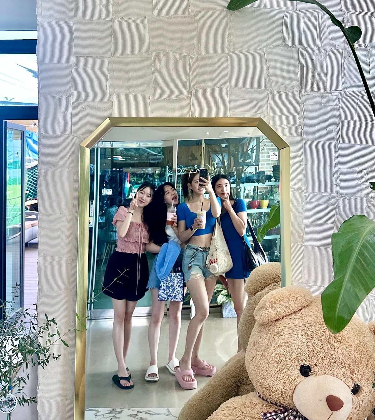 서산꿈카페에 핫걸4인방 출몰🙌
바다가기 전 마법의 거울 못참지이이~ 찍으러 올사람~!
암튼 또오세요 서으으산~~ 곧 우리 사진 대방출🤭🤭
.
.
.
#서산꿈카페 #마법의거울