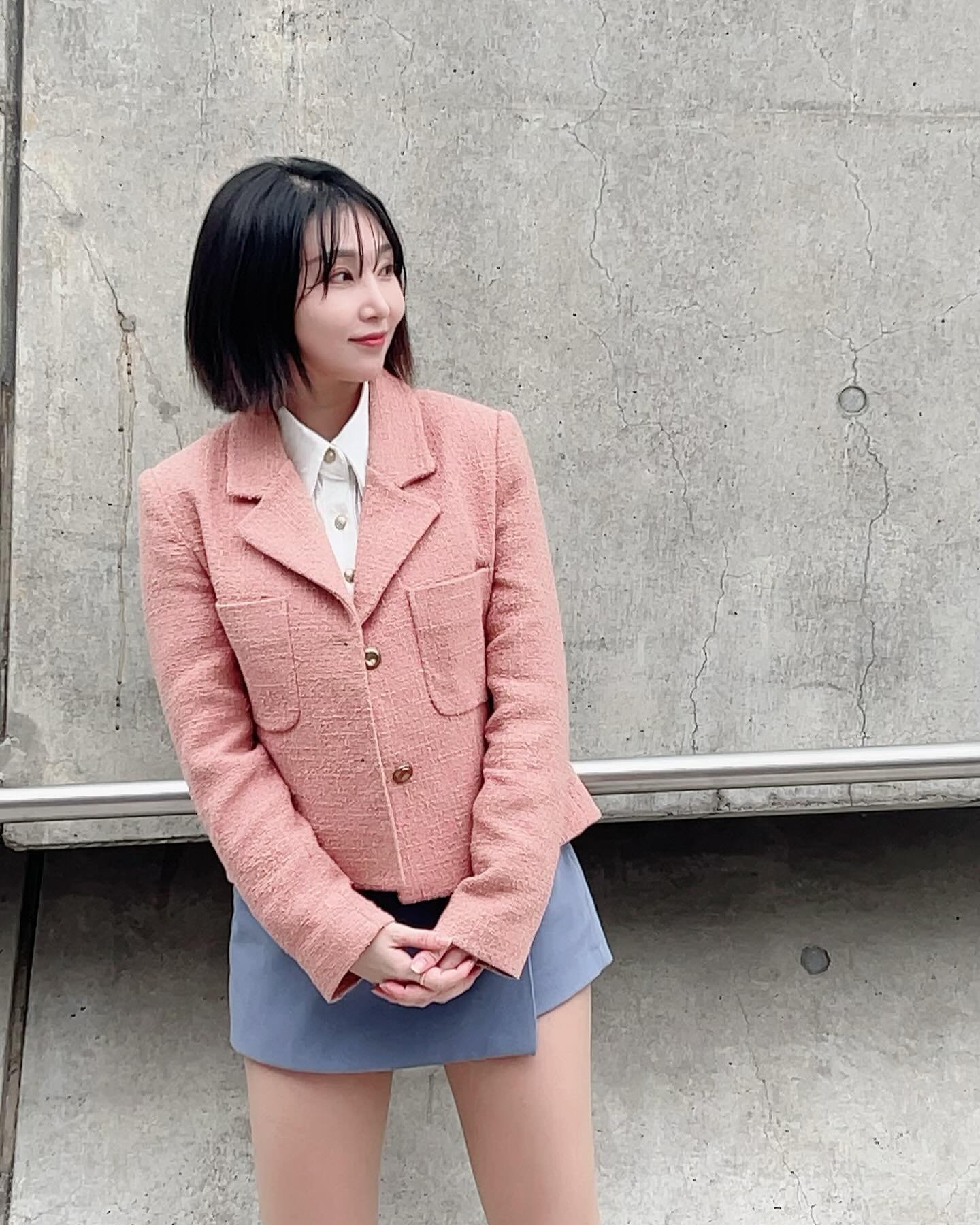 오랜만에 올려보는 피드

DDP 서울 패션위크에 토요일 일요일 힘께 했어요~

네오프렌 소재에 다양한 색감까지 강렬했던 쇼!!

특히나 저는 레드컬러의 빅클러치백이 너무 탐났는데..

쇼에 집중하느라 찍을 타이밍을 놓쳤습니다🥺

아직도 사진찍는게 어색어색

그래도 조금 늘었다고 칭찬해주던데

널 찍어주는 내 사진이 늘은듯 ㅋㅋㅋㅋ

작년보다 이른 쇼였지만 그래도 너무 잼써따 ㅎㅎ

#파츠파츠 #패션 #ddp패션위크2024 #쇼호스트 #쇼호스트섭외 #mc유능진