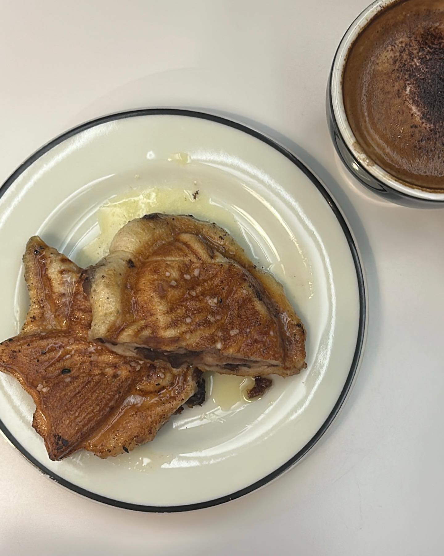 내 사랑 겨울 간식!
핫한 소금 붕어빵은 참을 수 없지😋
너무 맛있어서 하나 추가로 시켜먹었구 
연말 느낌 제대루 즐기구왔슬🎄♥️

조금 아쉬웠던 건 받은 접시마다 이가 나가있었다는거🥲,,헝

연말에 눈이 펑펑 왔는데 저 , 내일 떠나요〰️✈️
따뜻한 나라로 가는 만큼 모두가 따뜻한 연말 보내시길!

  차일디쉬
📍서울 성동구 연무장길 114 2층 차일디쉬

#성수카페#성수카페거리#연무장길#붕어빵#소금빵#디저트카페#겨울간식
#서울카페투어#카페일기#카페소통#인스타일기#감성사진가#일상기록#たいやき#塩パン#salt#fishshack#koreacafe#foodphotography#좋테반