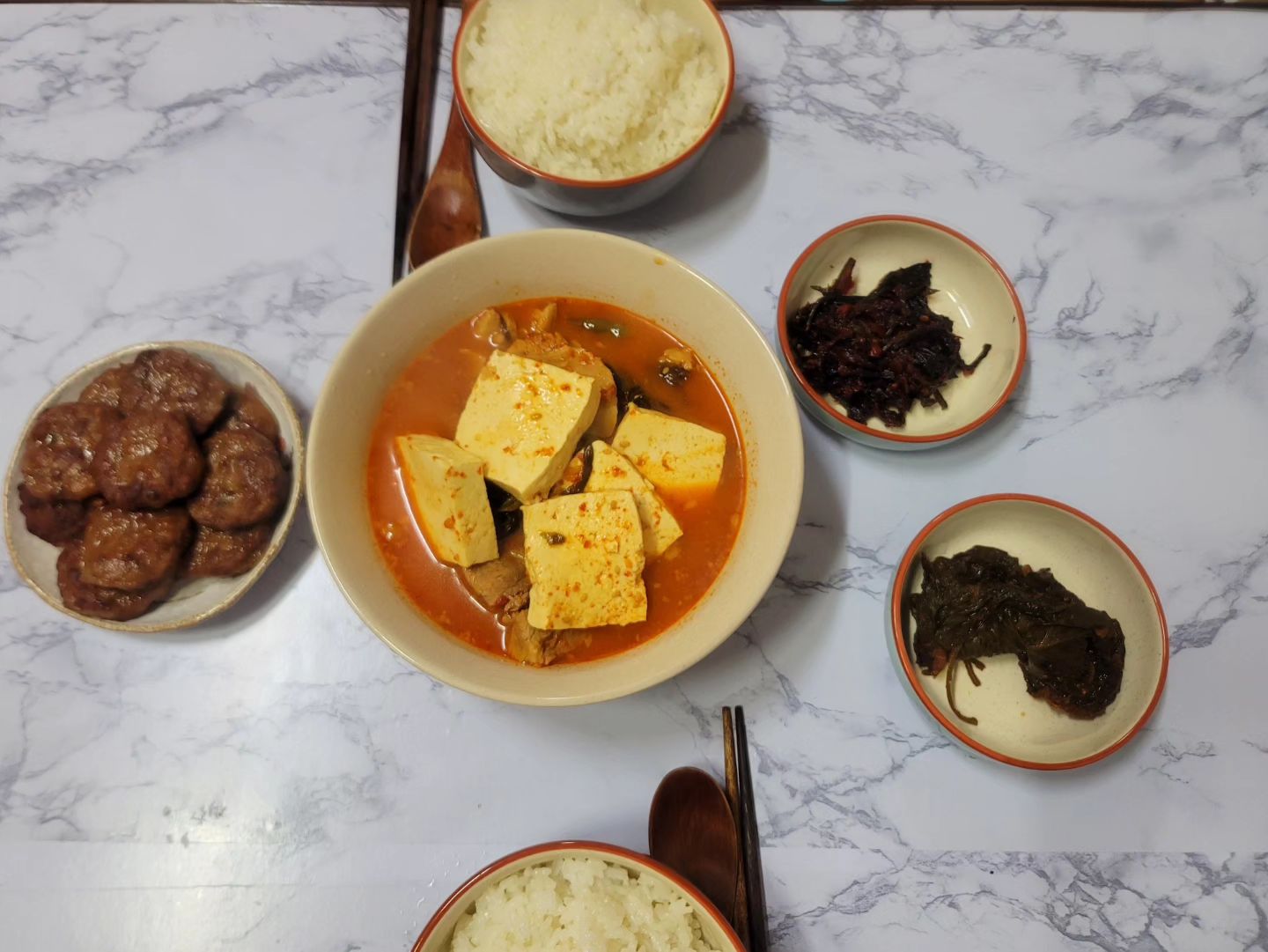 .
추울 땐 뜨신 국물반찬 필수..

수육할 때 고기를 넘 많이 삶아서
남은 고기랑 수육 국물에다
김치만 넣었는데
다른 간 할 필요가 없네

김찌에 계란후라이가 있어야 되는데
고민 끝에 떡갈비 구웠당
그래도 넘 맛있엉😆😆

오늘저녁에 남은 김찌 마무리해야징
내일은 친구가 보내 준 배추랑 무로
백김치 만들고
고추장으로는 소고기고추장 좀 만들면
내가..힘들겠지😅😅😅