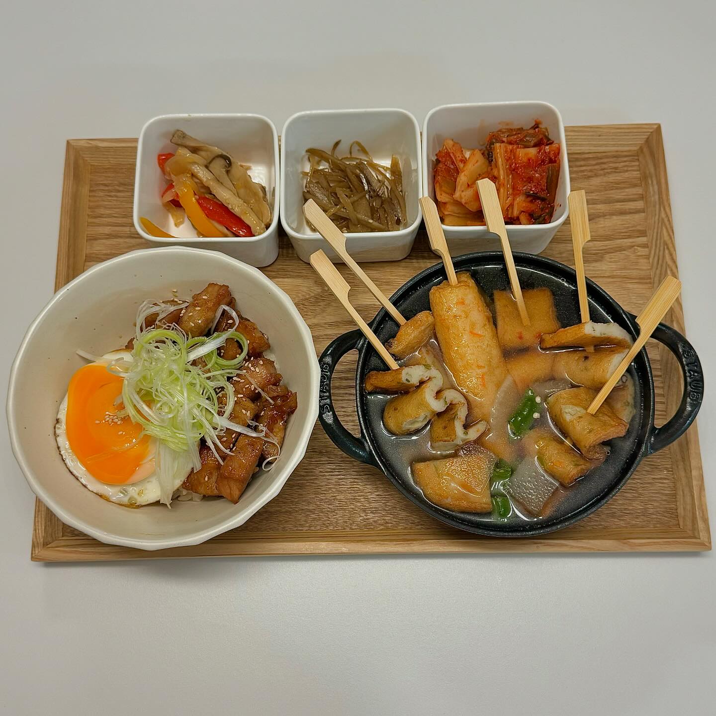 하니쿡👩🏻‍🍳
이번주는 정말 냉장고, 냉동실 탈탈 털어서 만드는 저녁임돠!
내일부터 남편이 출장가서 장을 보려다가 다음주에 보려구
있는재료, 없는재료 다 털어서 만들고있어요 ㅎㅎ
오늘은 냉동실에 항정살 2개가 죽어가고있길래
해동시켜서 마늘간장소스로 심폐소생을 했더니
맛있는 항정살덮밥이 완성되었어요😊
어묵탕은 스타우브 베이비웍에 1인용으로 끓였더니
아주 딱! 시원칼칼 쥑이네~!

#스타우브 #스타우브모먼트 #스타우브50주년 #베이비웍