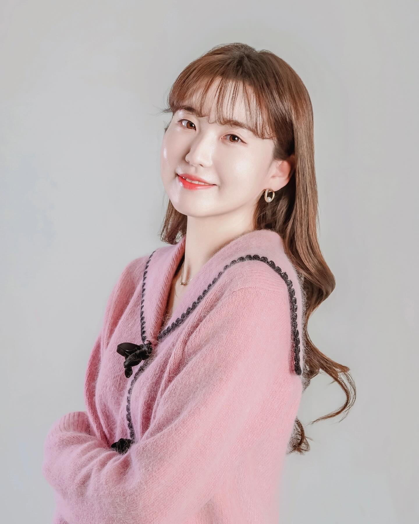 창원 용호동 더온스튜디오 세미프로필 촬영💕
스튜디오 내에 헤어&메이크업실과
남성 및 여성 전용 드레스룸이 따로 마련되어 있어요!

웨딩드레스, 유색드레스, 한복, 구두, 운동화, 각종 부케 등
다양한 의상과 소품이 준비되어 있었습니당 ㅎㅎ
꼬마 손님들 컨셉 의상도 다양했어요!

호리존, 벅면조화월, 일상 룸 등 많은 컨셉 촬영이 가능한
더온스튜디오의 넓은 촬영실에 다들 다녀와보세용😊

이번 촬영에는 쇼핑몰 브리에20에서 지원해주신 
예쁜 핑크 세일러 앙고라니트를 입고 촬영했답니당
얇으면서도 보온성이 좋고 디자인도 예뻐서 
어디에나 입어도 찰떡💕

#협찬#더온스튜디오 #브리에20 #창원프로필사진  #창원가족사진 #창원스튜디오