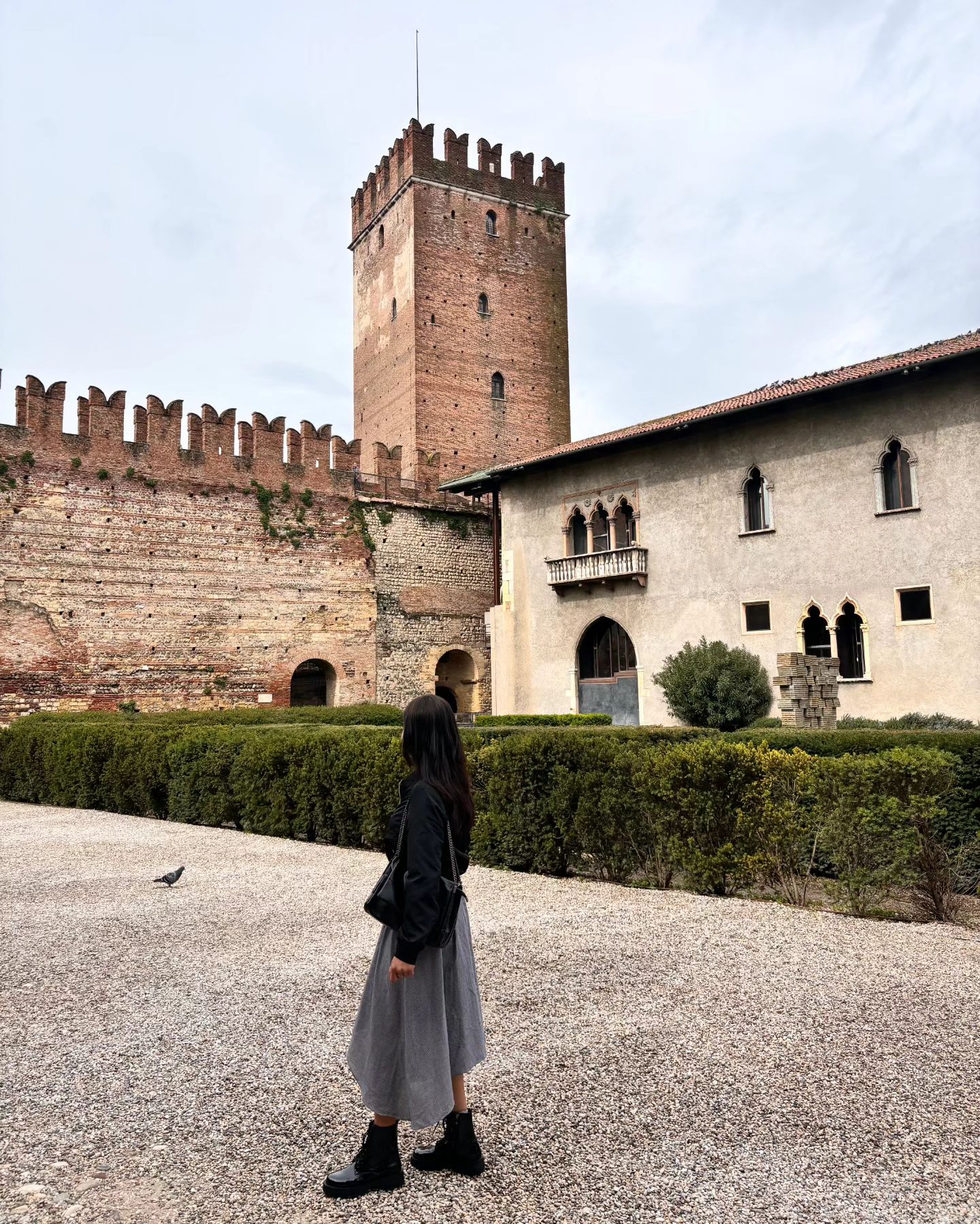 in verona
낭만을 선사해주신 첼로아저씨에게 영광을...🩷
줄리엣 오른쪽 가슴 만지면 운명적인 사랑이 이루어진대
근데 만지려면 아침 일찍 오픈런 해서
얼굴에 철판 깔고 냅다 올라가는 눈치게임 해야함

똥포즈 늙은언니 예쁘게 사진 찍어준 착한 정인&지은
ㅋㅋㅋㅋ 한국오면 꼭 만나쟈🫶

#이탈리아🇮🇹 #이탈리아북부 #베로나 #베로나여행 #verona #veronacity #이탈리아소도시 #이탈리아투어
