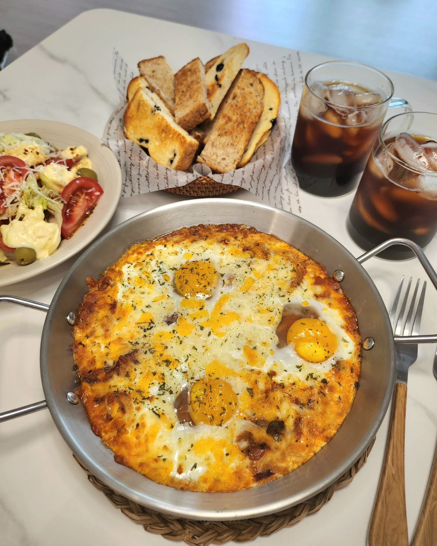 #슬이네🍚🥢🍺
남편 휴무날의 #브런치 🥗

파스타 해먹고 남아있던 소스에
계란 톡톡🍳 #에그인헬 😋

냉동실에 식빵 구워서 샐러드랑 같이 먹으니까 
냉털로 한끼 든든😂

이렇게 집에 있던걸로 냉털 해 먹고
나가서 디저트로 만원 넘는 
조각 케익 먹는거 맞는거냐...🙄
.
.
.
.
.
.
.
#집밥#홈쿡#신혼#신혼밥상#저녁밥상#신혼저녁밥상#홈술#노동주#안주#술상#맛스타그램#쿡스타그램#먹스타그램#가정식#자취요리#선팔맞팔#먹팔환영