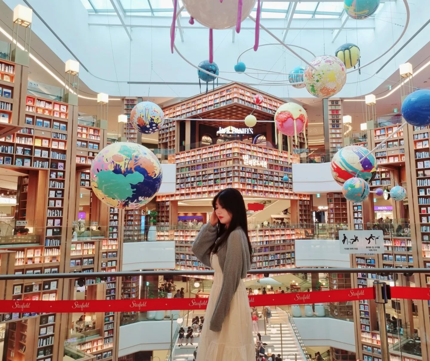 📖
언제 와도 너무 예쁜 별마당 도서관!

런던베이글이 맛있다해서 쉬는 날
런던베이글 갈 겸 다시 방문한
스타필드 수원점!!

온 김에 사진도 찍고 구경도 하고~
베이글도 먹어봤는데 너무 맛있당😋
.
.
.
.
.
#별마당도서관