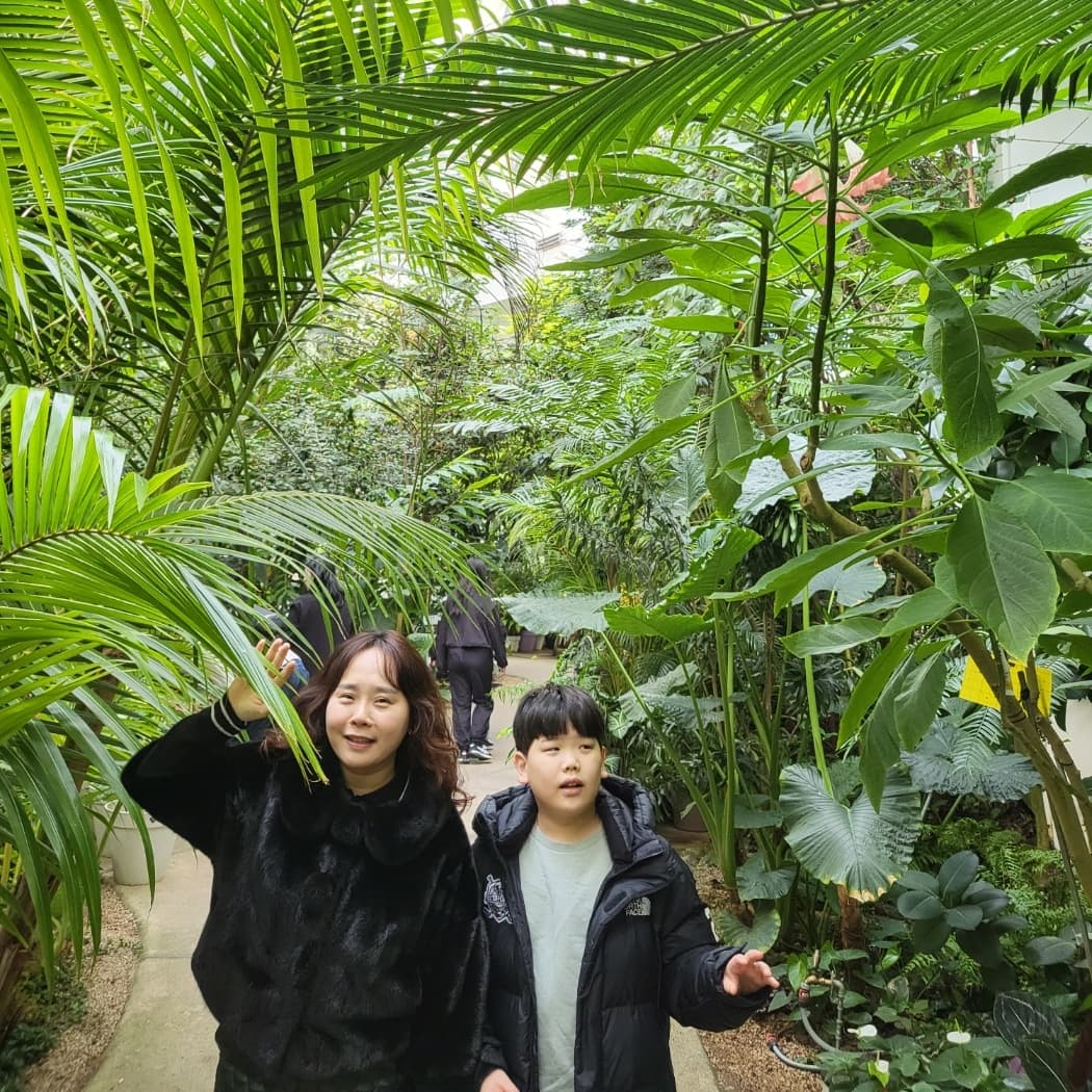 #서울식물원🌿 
따뜻하고 향기롭고 걷기좋다.
집에서 느긋하게 출발했더니
가는길도 오는길도 엄청막혔다.

공원산책길 한복입은 강아지 많이 봄.
키티도 한복 사주고 싶다 ㅎㅎㅎㅎ

#서울나들이🚗 
#초등방학생활
#설날연휴즐기기