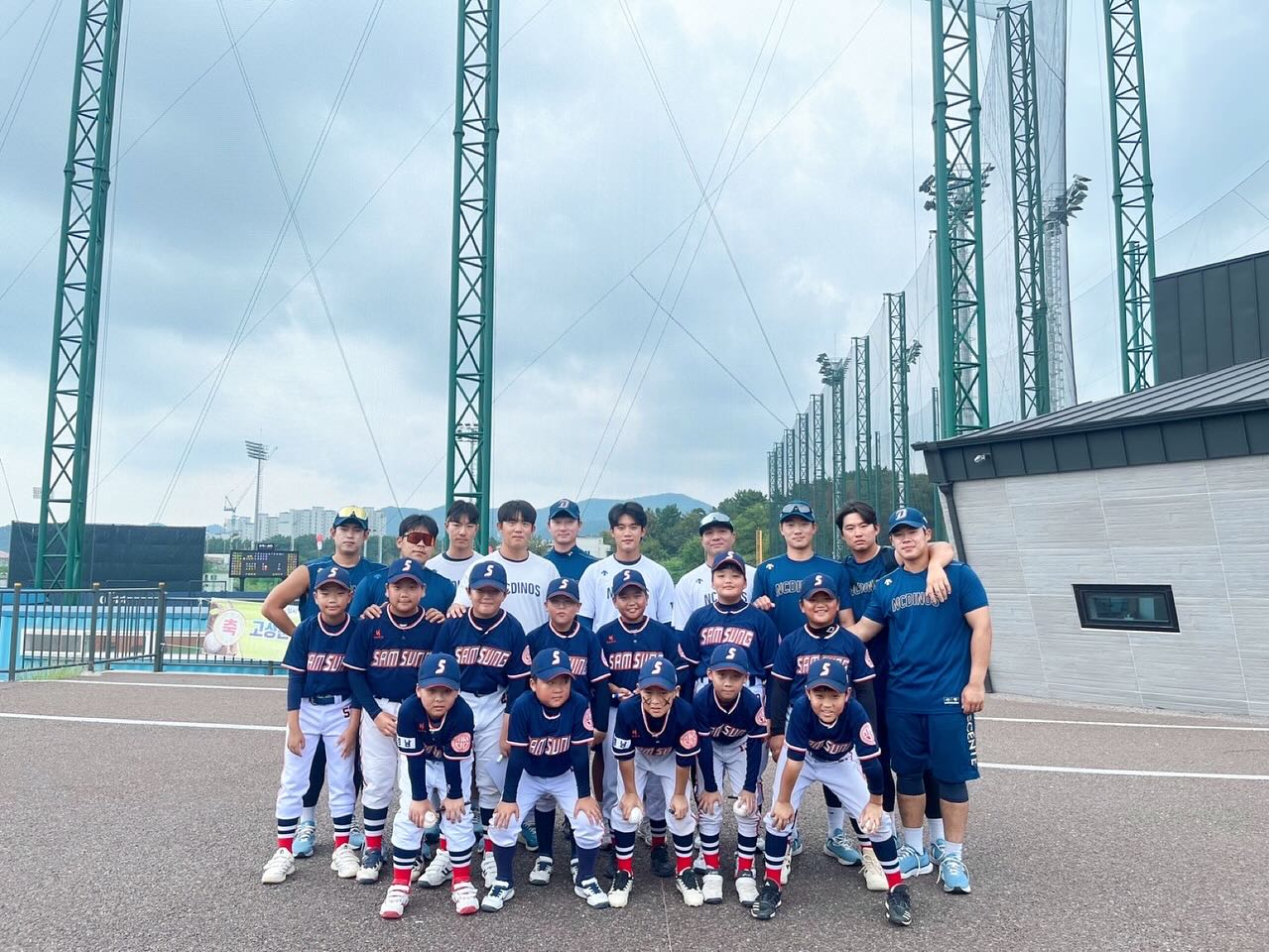 훈련 오신 선수들과 단체사진!!
#동기부여팍팍‼️ 

#엔씨다이노스 #ncdinos #nc다이노스 #김해삼성초야구부 #⚾️🧢