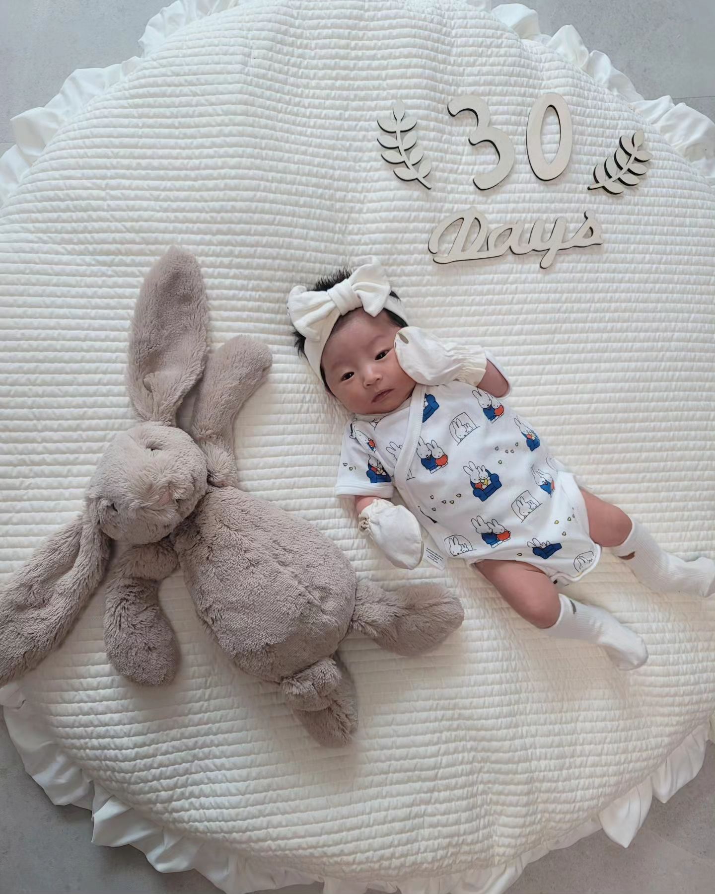 Birth 30dayꯁ
우주 30일, 신생아 졸업🎓 
나의 아기새🐣 점점 사람 되어가는 듕 :) 

#셀프촬영
#신생아졸업
#머리띠빨