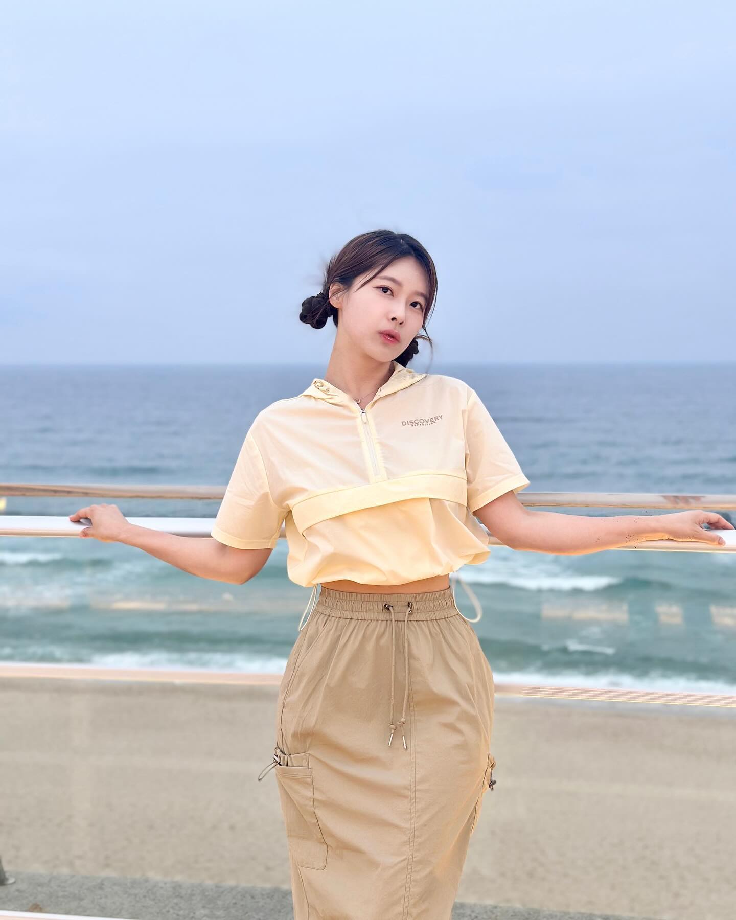 #광고 #디스커버러

넘 조아떤 강릉여행〰️🌊 세미크롭 반팔 후드형 아노락과 파라슈트 카고스커트! 가벼워서 활동하기두 좋구 크롭 아노락과 카고스커트 조합이 넘나 힙하쥬❣️

#트레이닝복 #트레이닝세트 #트레이닝셋업 #트레이닝복코디 #여성트레이닝복 #기능성트레이닝